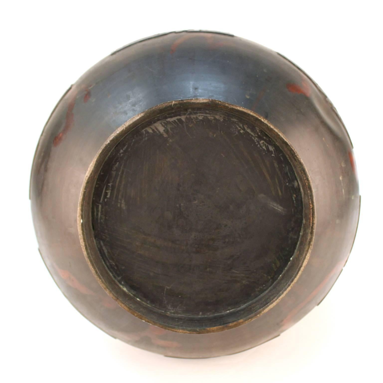 Vase en bronze patiné rouge et noir de la période Taisho (1912-1926) en vente 1