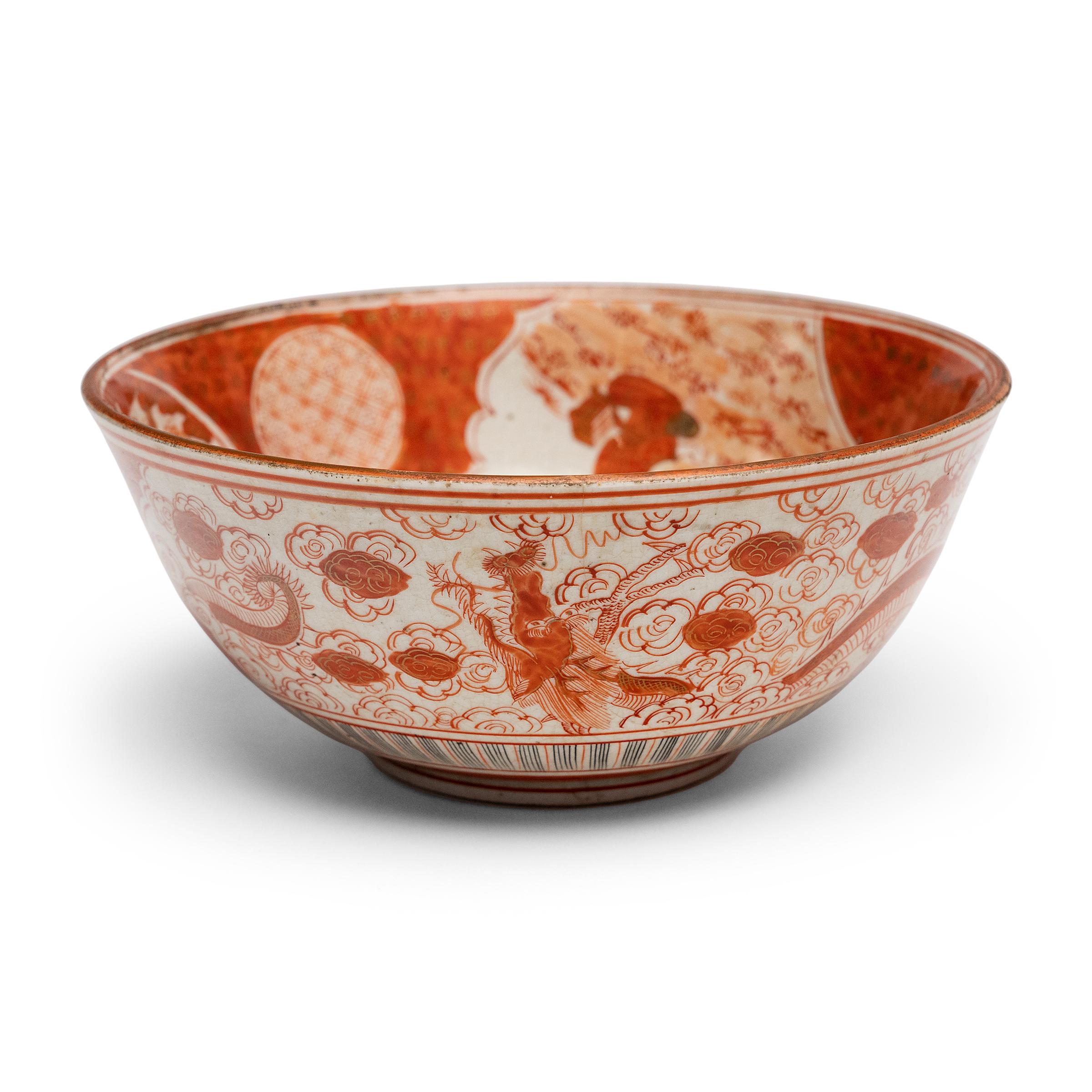 Ce bol en porcelaine japonaise de la fin de la période Meiji (1867-1912) est magnifiquement décoré à la manière de la céramique Kutani (céramique des neuf vallées). Brossé sur une glaçure claire craquelée, le grand bol est peint à la main avec un