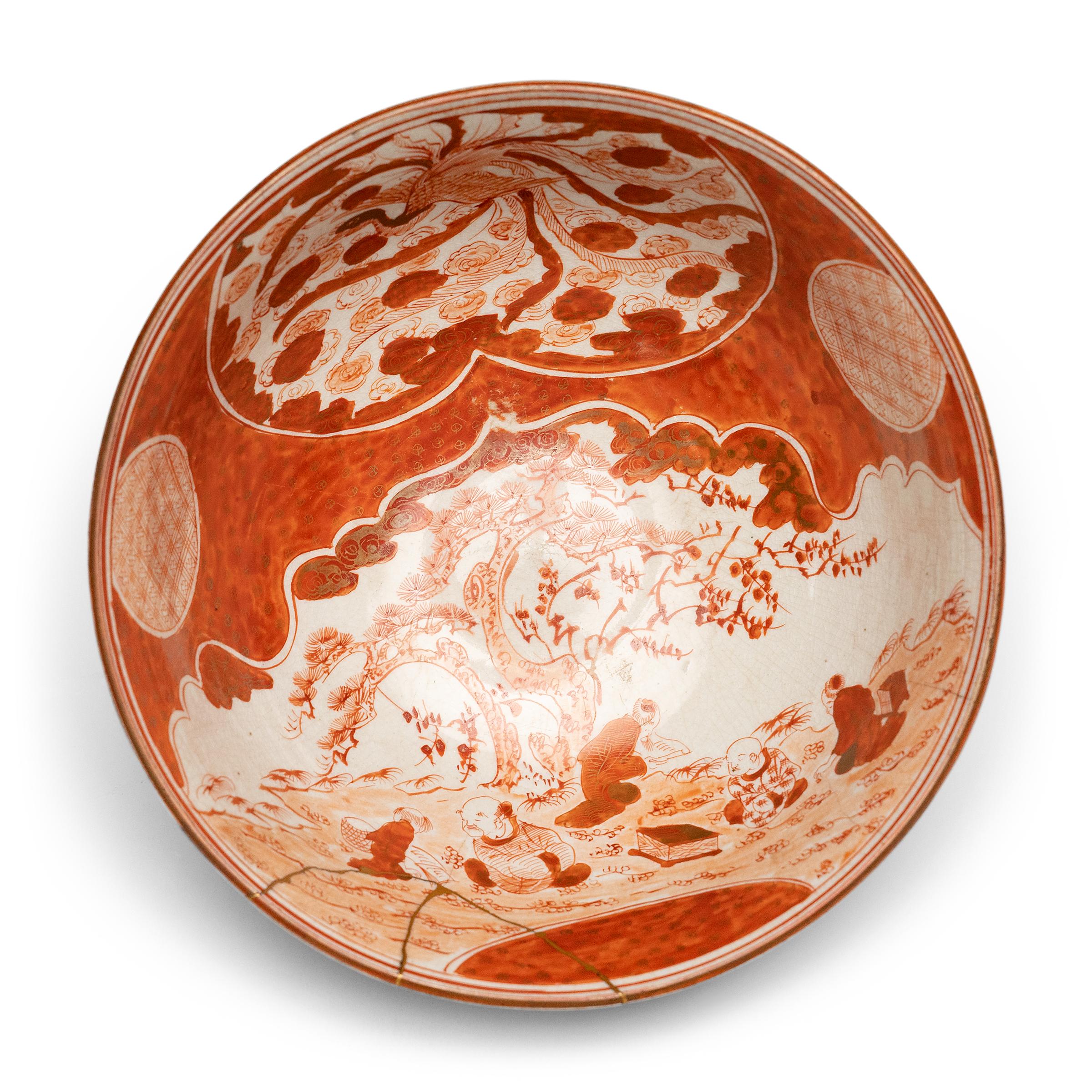 Ce bol en porcelaine japonaise de la fin de la période Meiji (1867-1912) est magnifiquement décoré à la manière de la céramique Kutani (céramique des neuf vallées). Brossé sur une glaçure claire craquelée, le grand bol est peint à la main avec un
