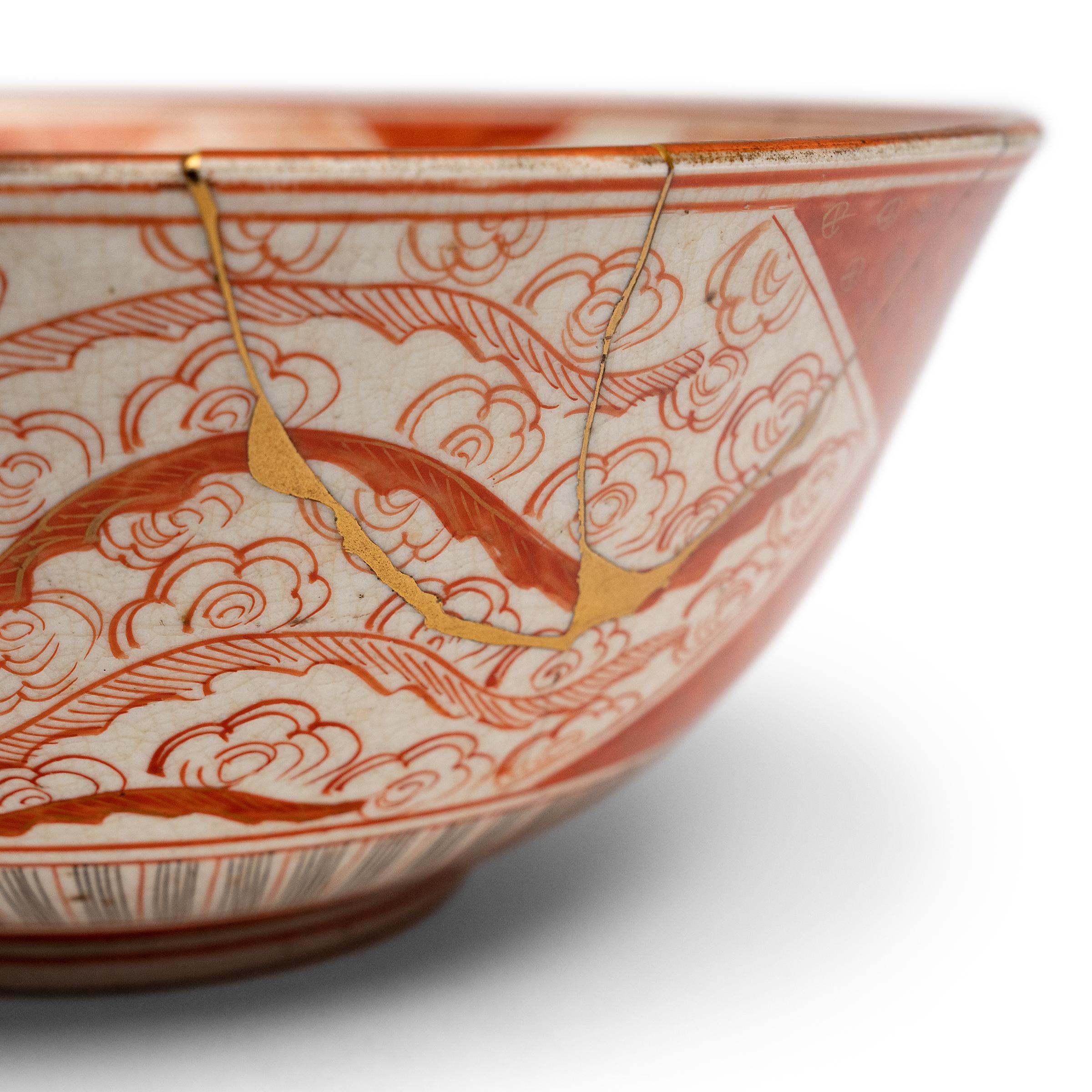 Japonais Bol japonais Meiji rouge et or Kutani avec Kintsugi, c. 1900 en vente
