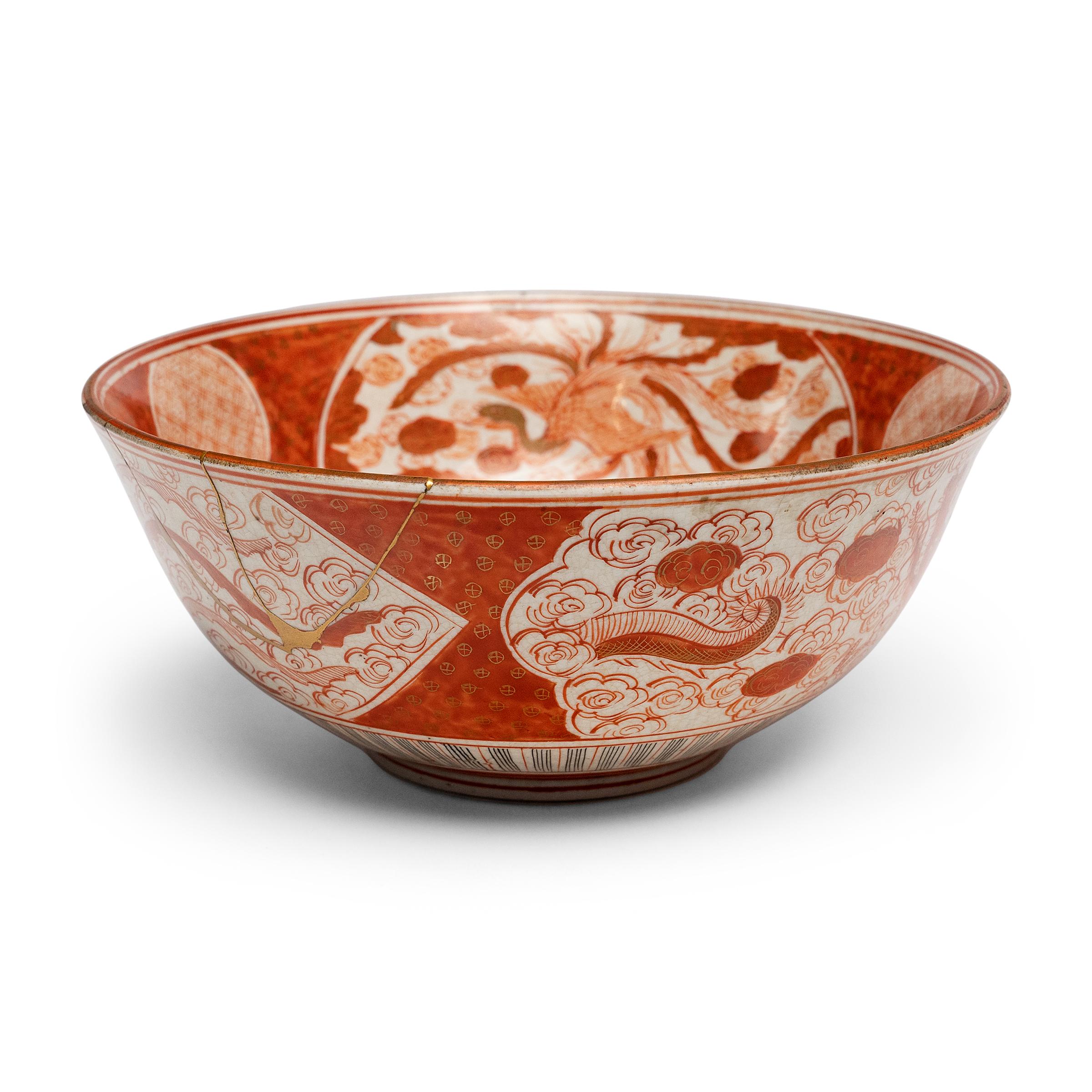Vernissé Bol japonais Meiji rouge et or Kutani avec Kintsugi, c. 1900 en vente