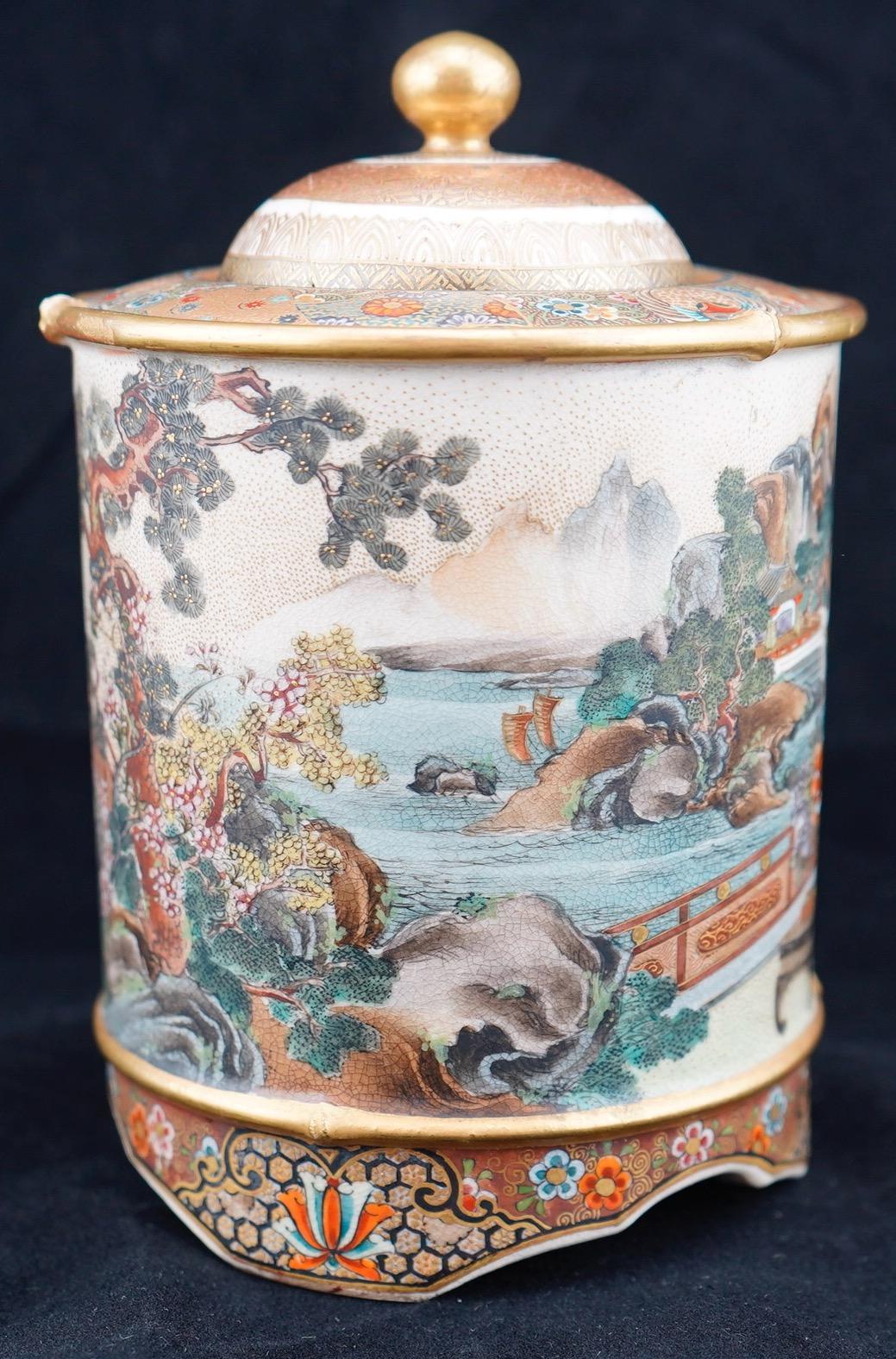 XIX secolo Vaso scenico ricoperto di Satsuma giapponese Meiji in vendita