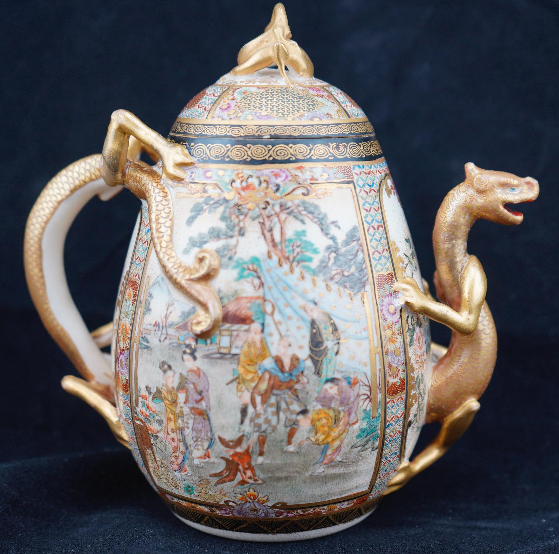 Giapponese Teiera giapponese Meiji Satsuma finemente decorata e dorata con manico a forma di drago in vendita