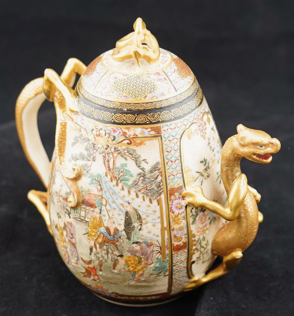 Fatto a mano Teiera giapponese Meiji Satsuma finemente decorata e dorata con manico a forma di drago in vendita