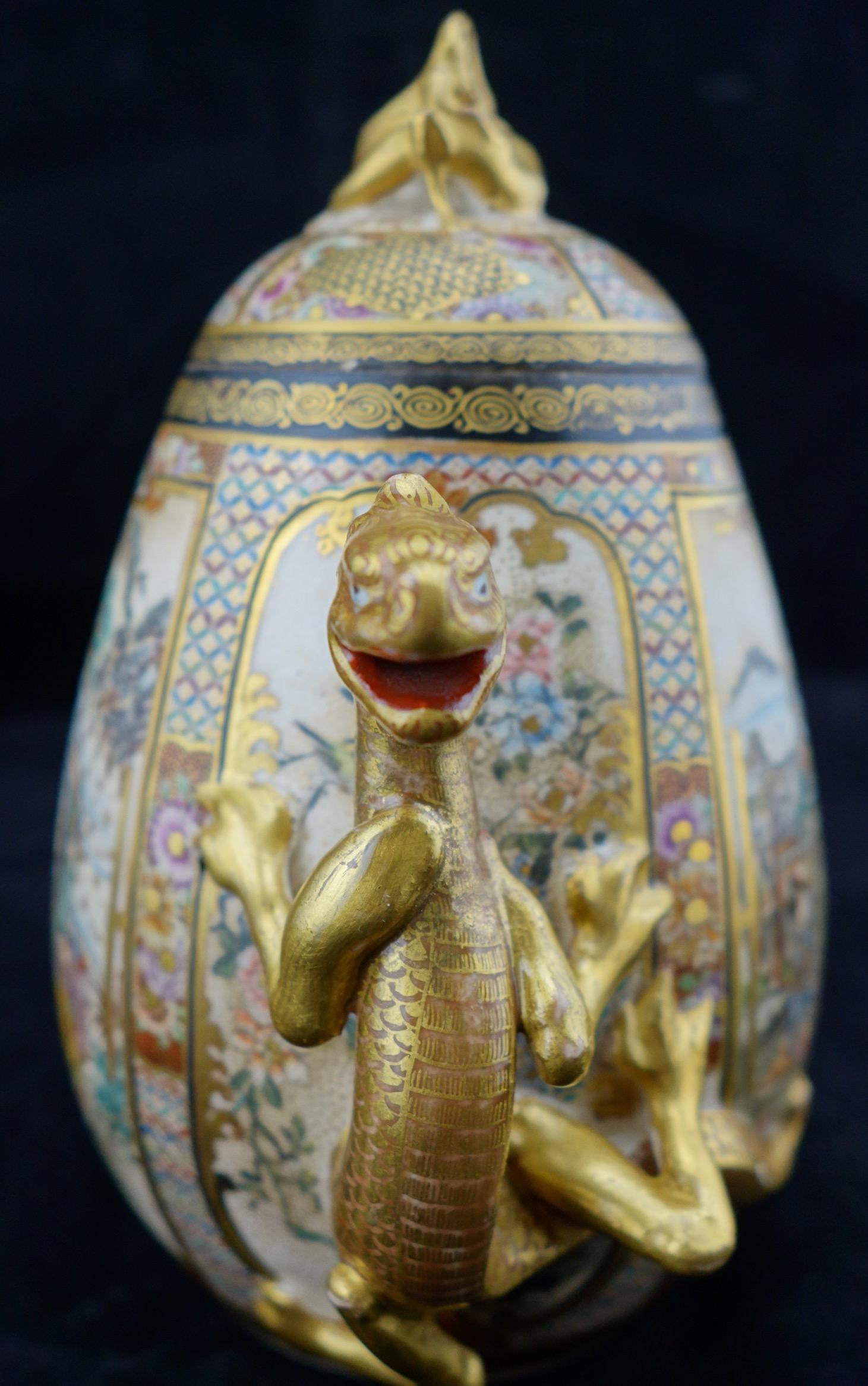 Teiera giapponese Meiji Satsuma finemente decorata e dorata con manico a forma di drago In condizioni buone in vendita a Sarasota, FL
