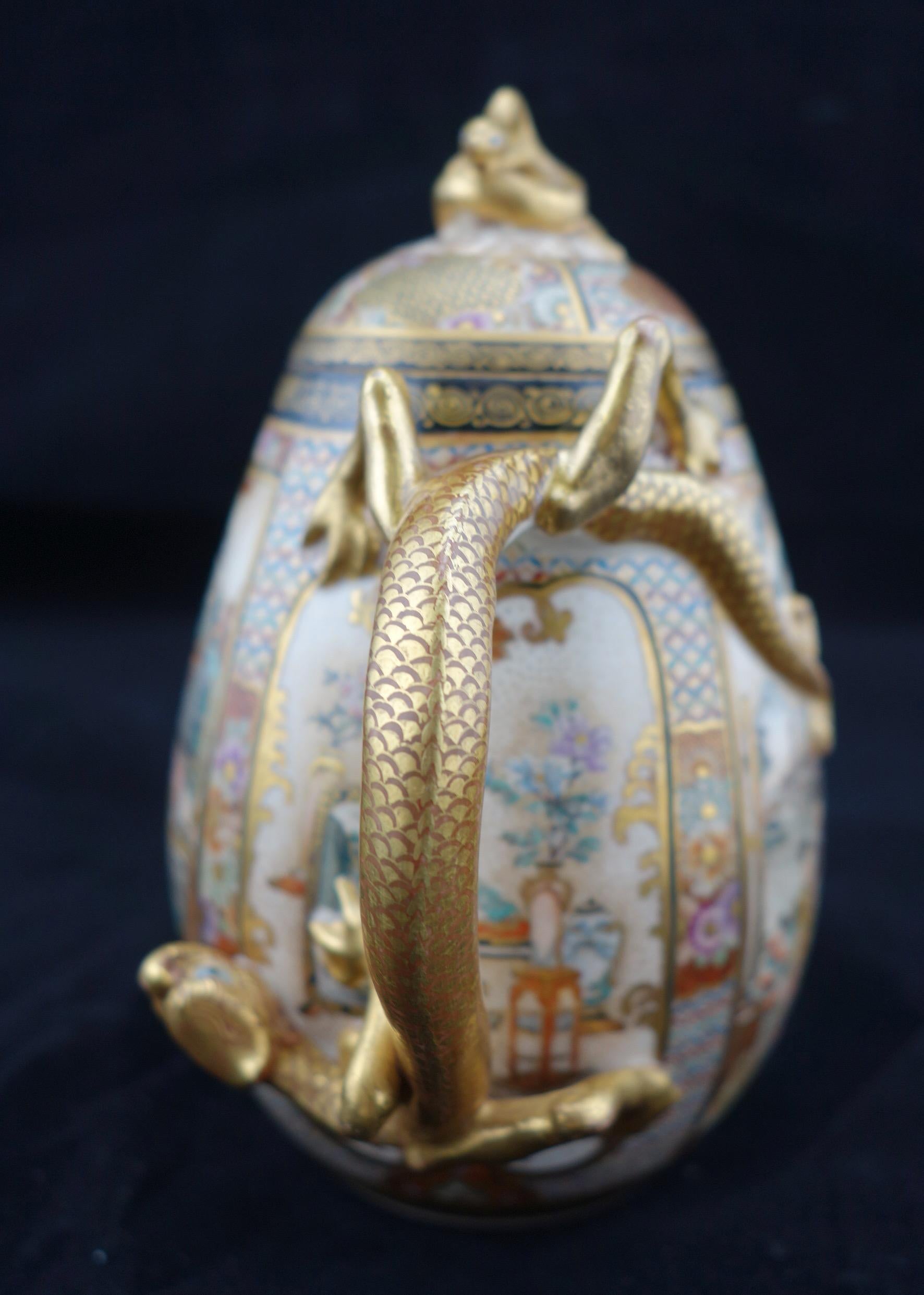 XIX secolo Teiera giapponese Meiji Satsuma finemente decorata e dorata con manico a forma di drago in vendita