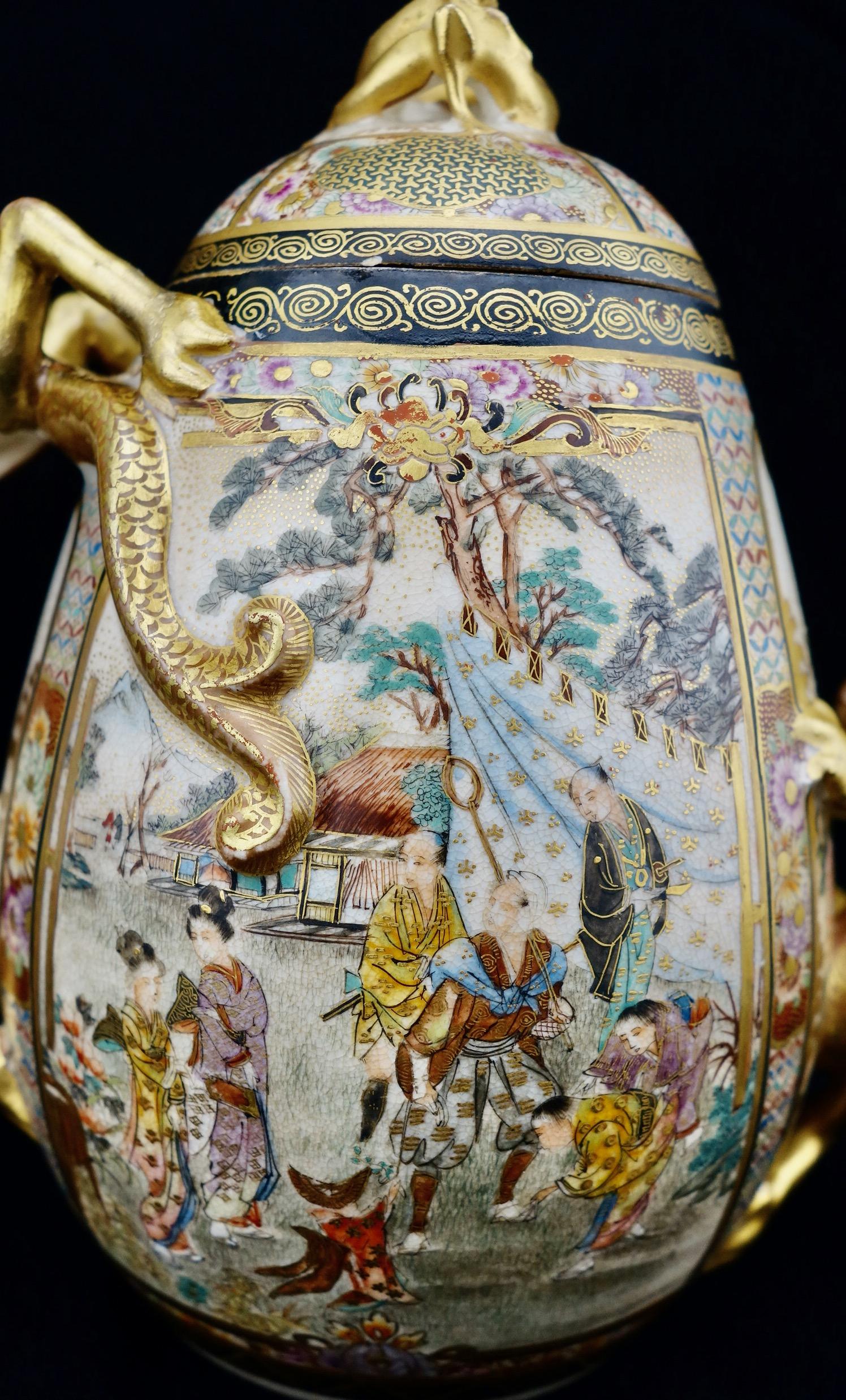 Teiera giapponese Meiji Satsuma finemente decorata e dorata con manico a forma di drago in vendita 1