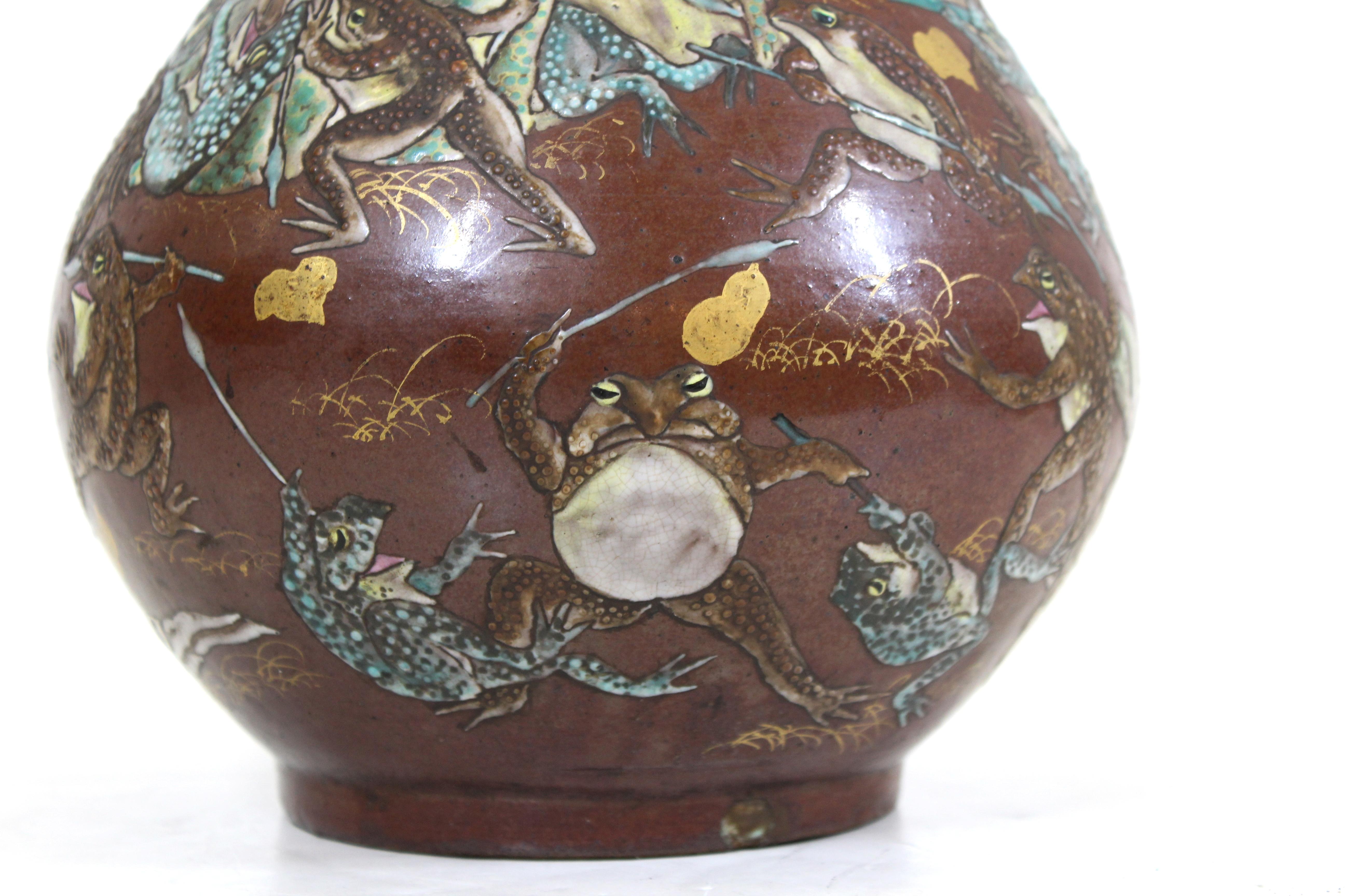 Japanese Meiji Satsuma Vase with Frogs at War 3