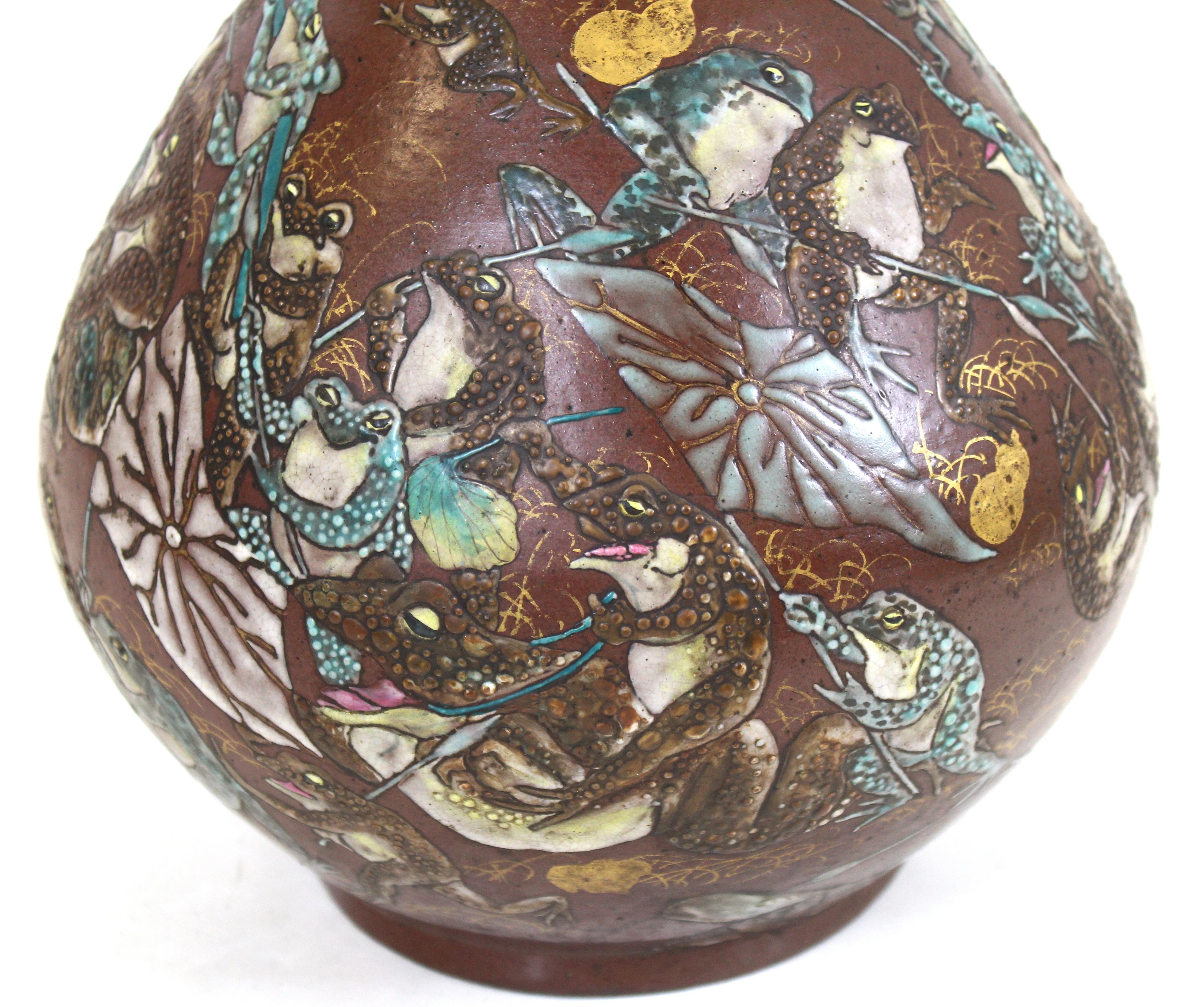Japanese Meiji Satsuma Vase with Frogs at War In Good Condition In New York, NY