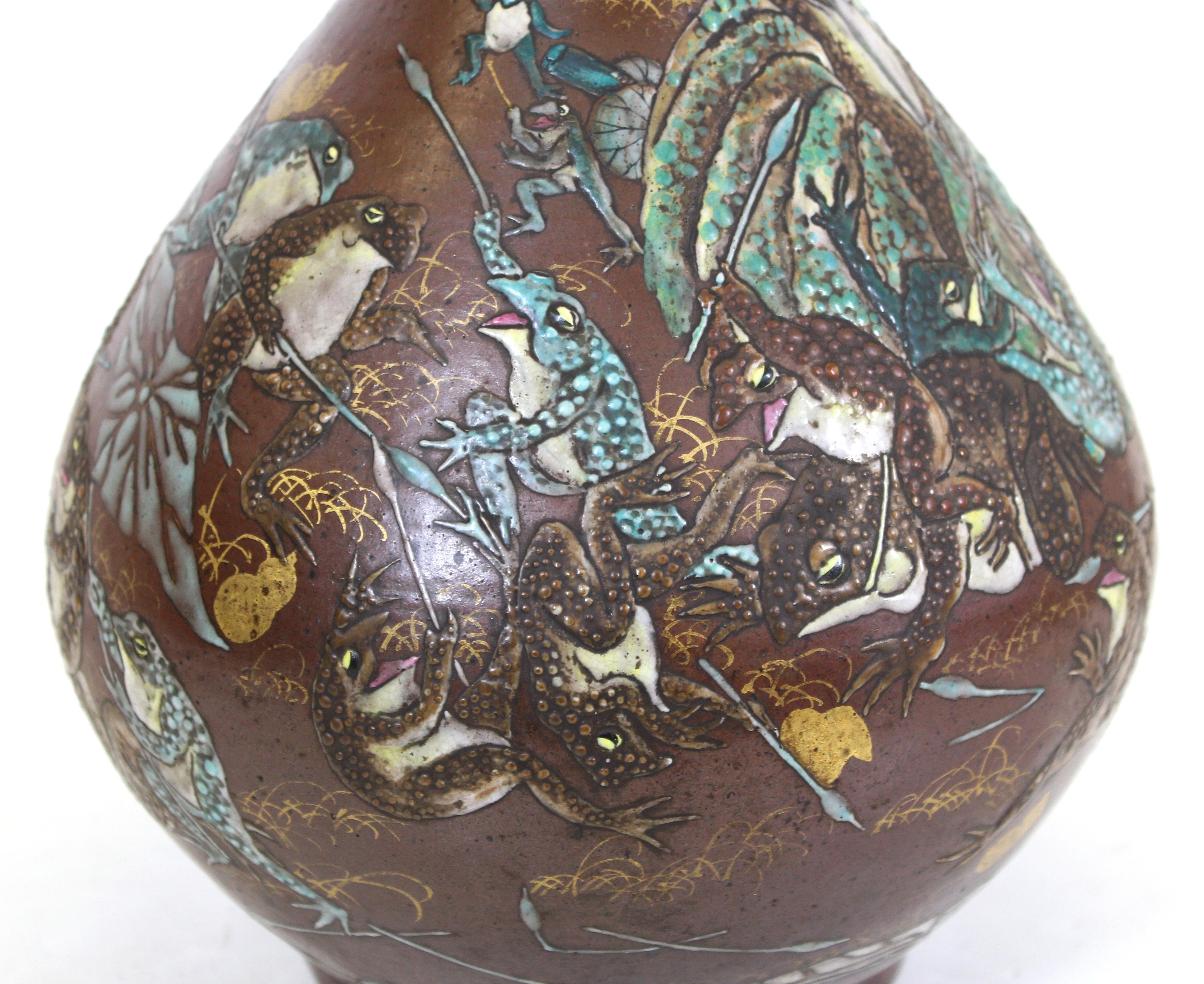 Early 20th Century Japanese Meiji Satsuma Vase with Frogs at War