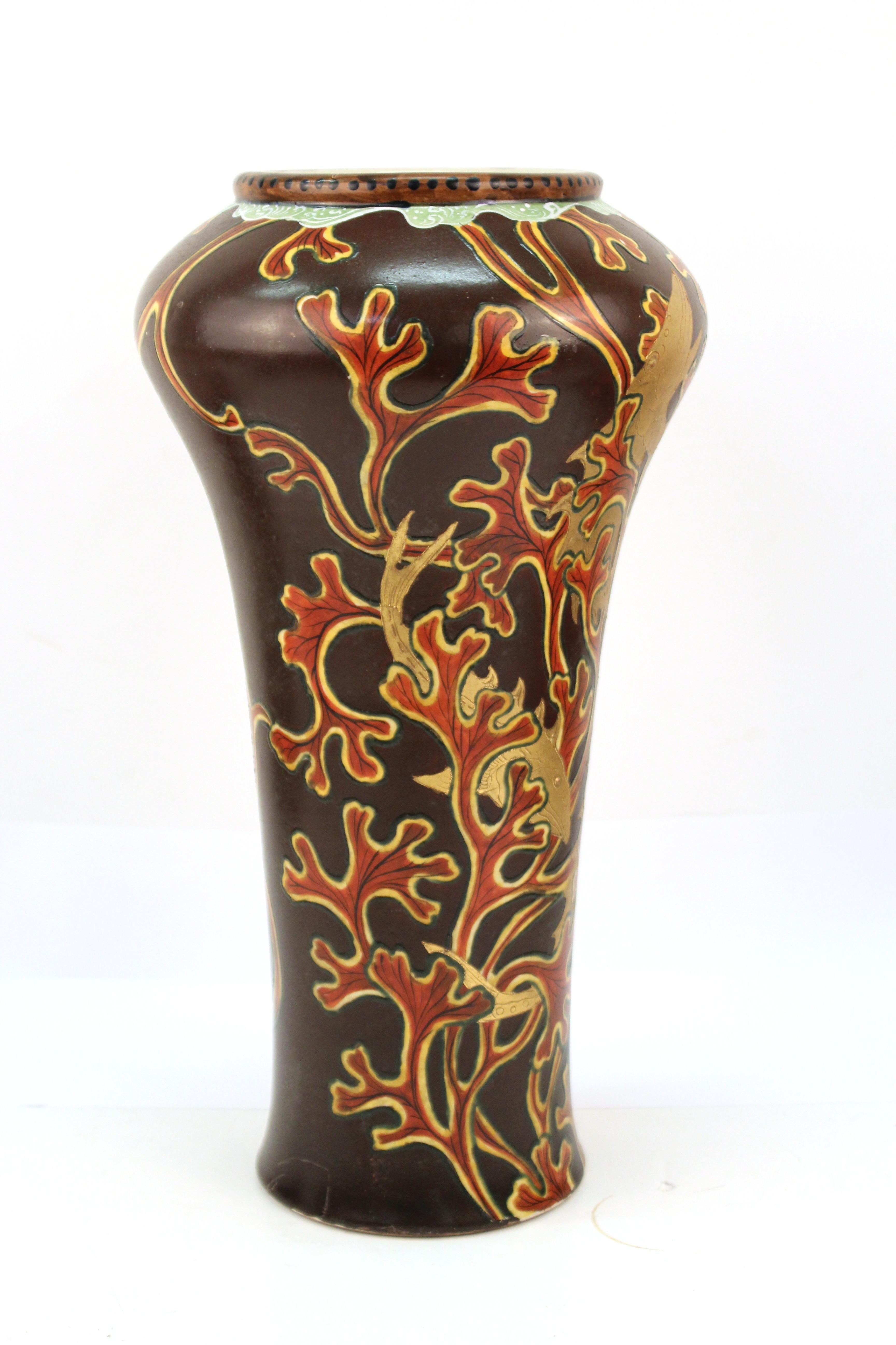 Japanese Meiji period Satsuma vase in lacquered porcelain with decorative gold fish and red coral motif. The piece was made in circa 1900 and has marks on the bottom. In great vintage condition with age-appropriate wear and use.
