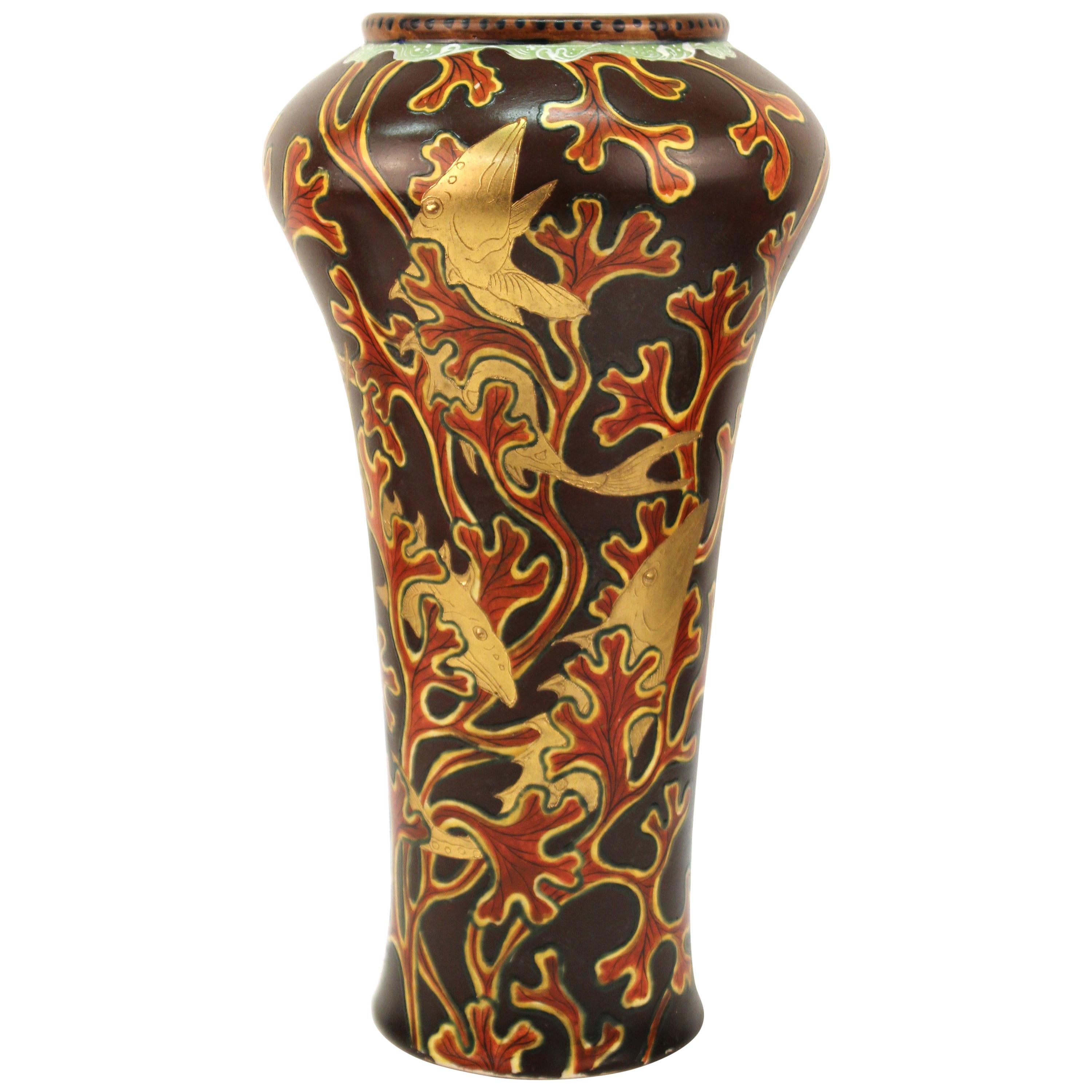 Japanische Meiji Satsuma-Vase aus lackiertem Porzellan mit goldenem Fischmotiv aus Japan