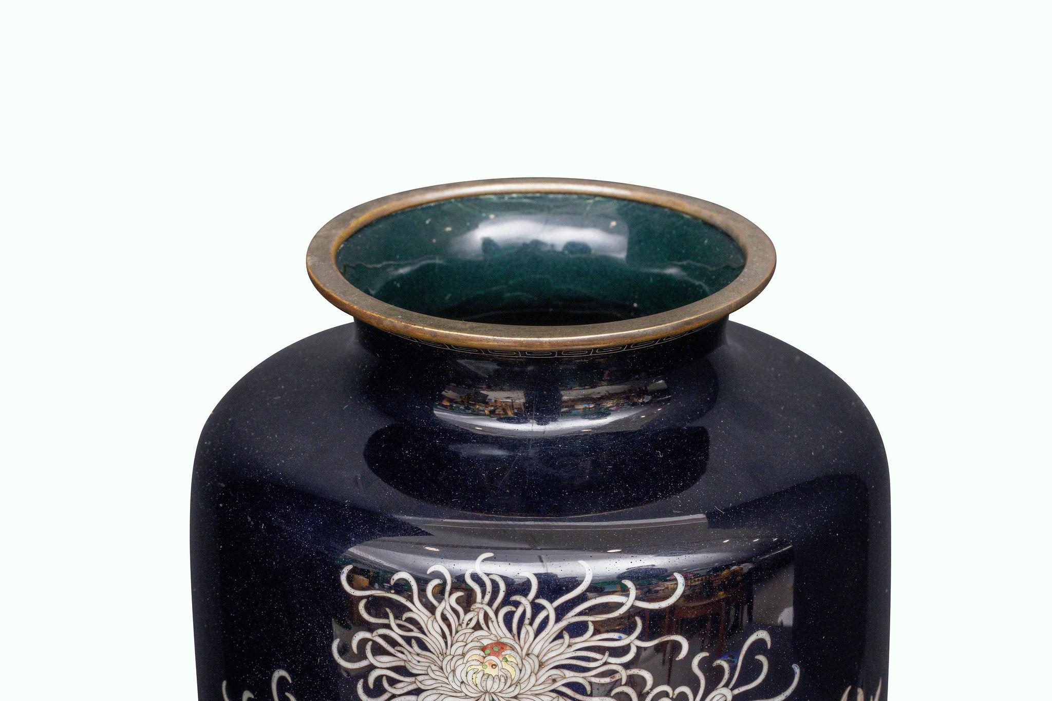 Japanese Meiji Silver-Wire Cloisonné Enamel Vase with Chrysanthemums, Inaba Co. In Good Condition For Sale In Queens, NY