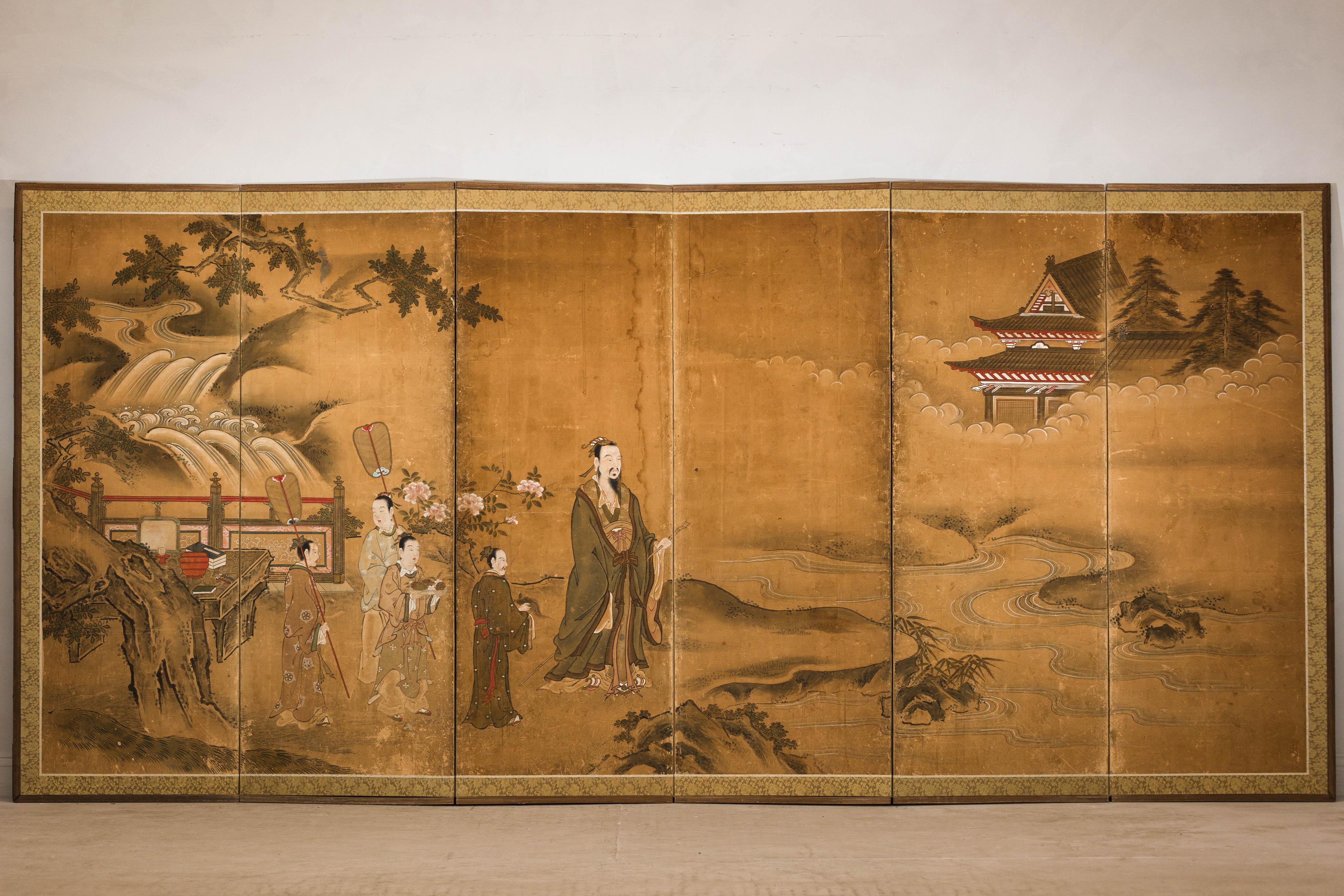 Paravento giapponese a sei pannelli del periodo Meiji, fine del XIX secolo, con una composizione in stile yamato-e squisitamente dipinta. Caratterizzato da figure nobili in un paesaggio idilliaco, questo byōbu (paravento pieghevole) mette in