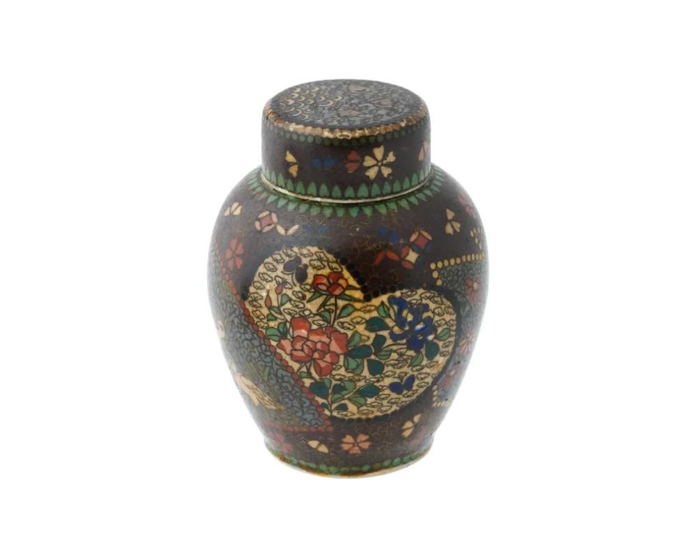 Ancien pot à gingembre japonais de la fin de l'ère Meiji, recouvert d'émail Totai sur céramique. Circa : fin du 19e siècle au début du 20e siècle. Le corps et le couvercle sont émaillés de médaillons polychromes représentant des fleurs, des