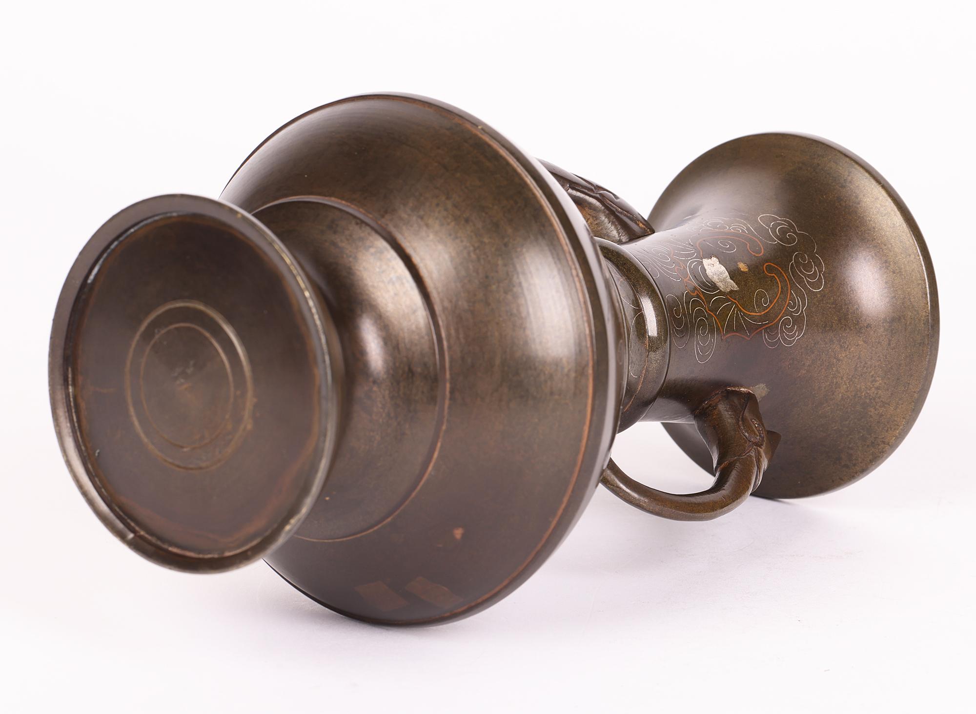 Japanische Meiji-Vase mit zwei Henkeln aus Bronze mit Silber-, Messing- und Kupferintarsien im Angebot 4