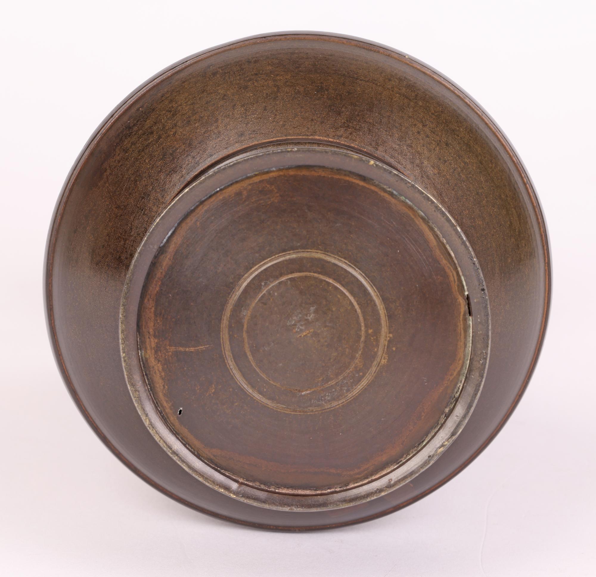 Vase japonais Meiji à deux poignées en bronze avec incrustation d'argent, de laiton et de cuivre en vente 6