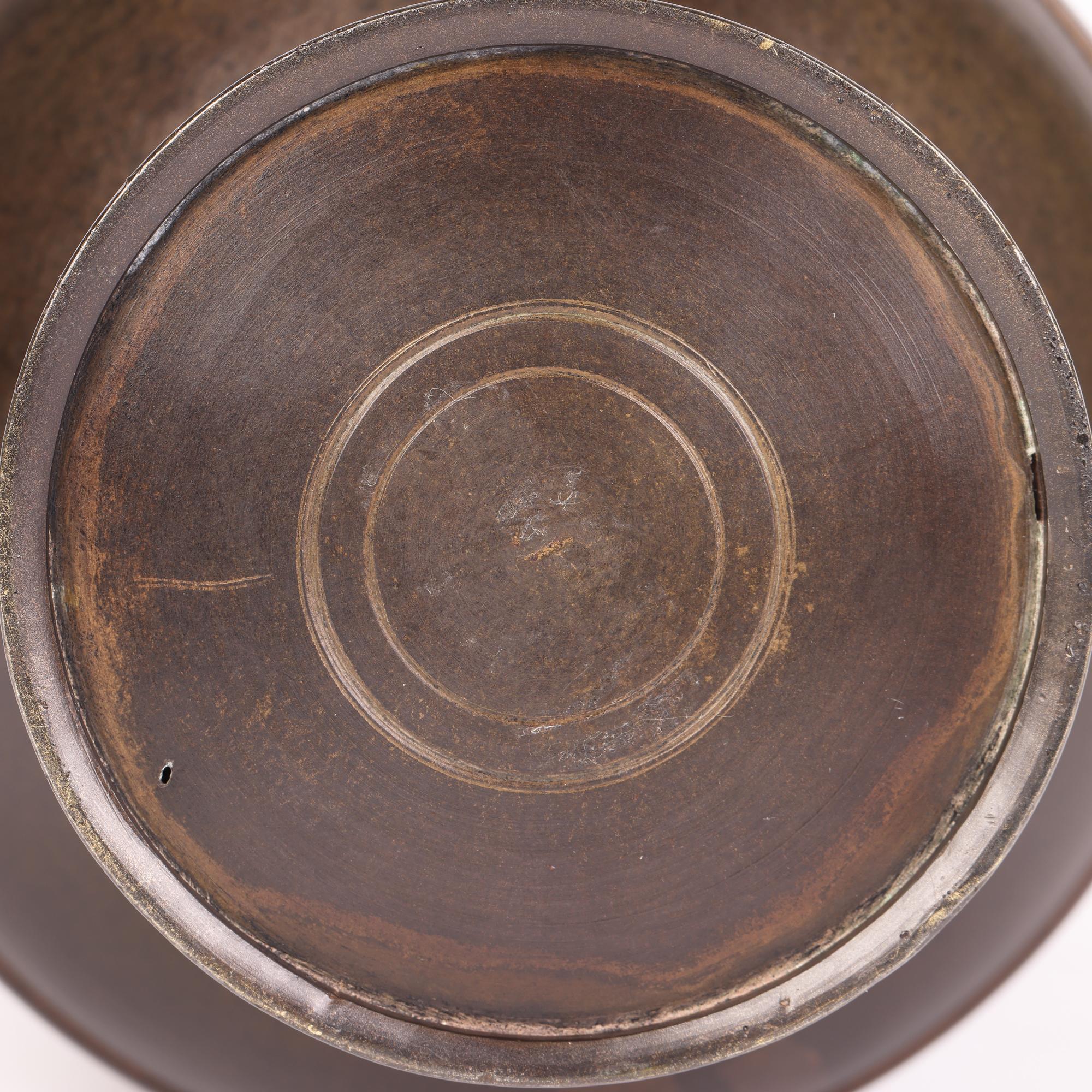 Japanische Meiji-Vase mit zwei Henkeln aus Bronze mit Silber-, Messing- und Kupferintarsien im Angebot 10