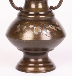 Japanische Meiji-Vase mit zwei Henkeln aus Bronze mit Silber-, Messing- und Kupferintarsien