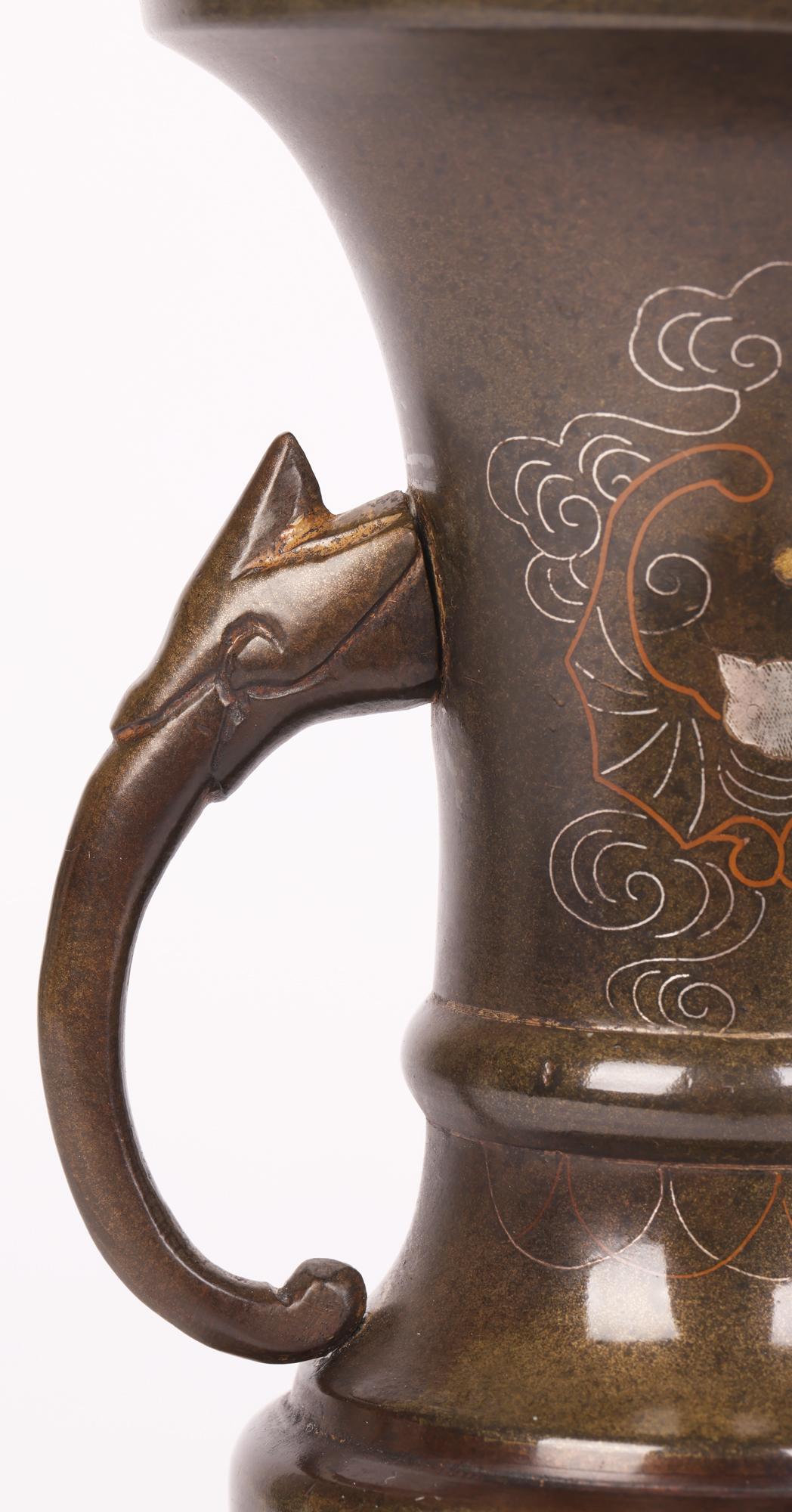 Japonais Vase japonais Meiji à deux poignées en bronze avec incrustation d'argent, de laiton et de cuivre en vente