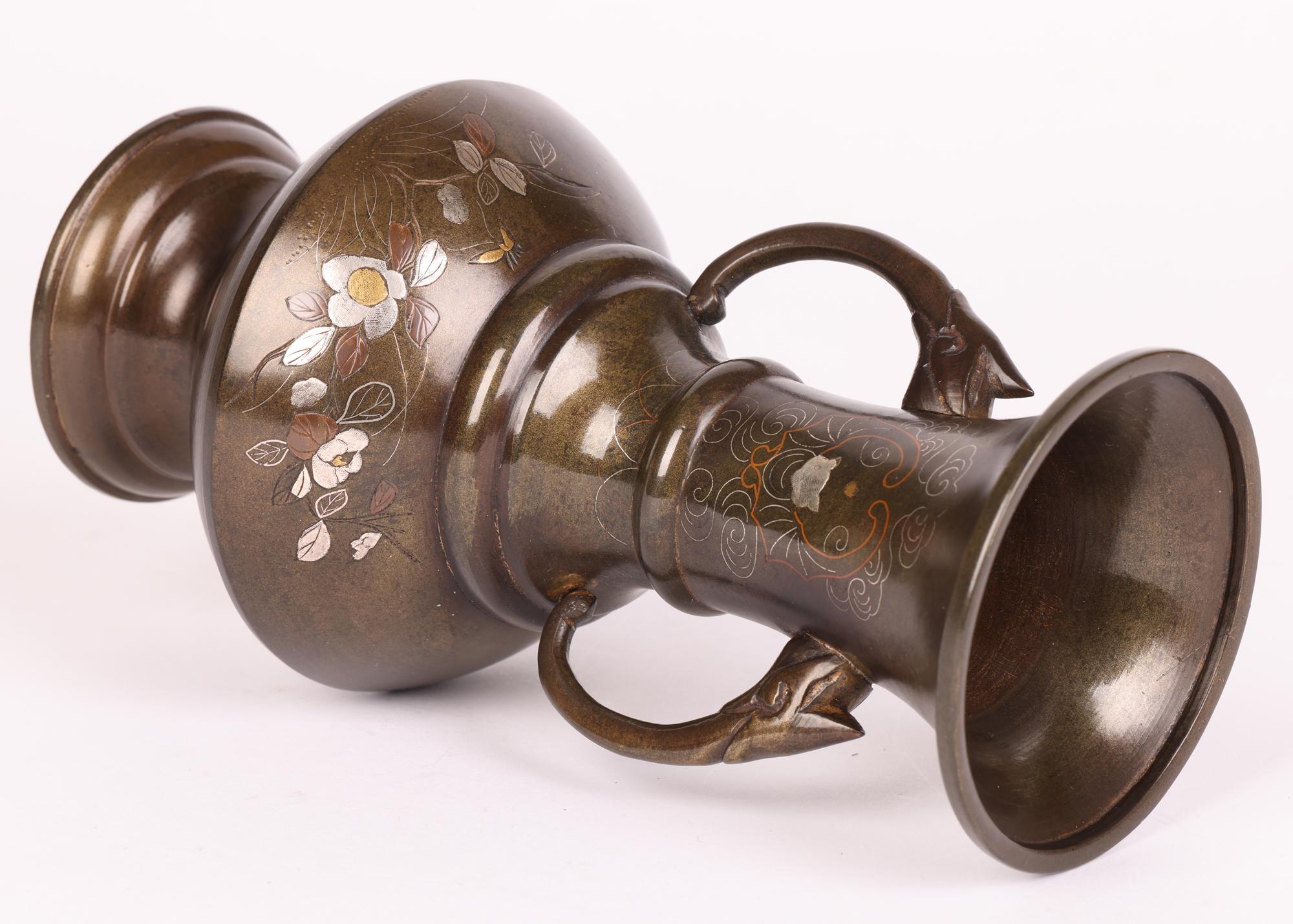 Japanische Meiji-Vase mit zwei Henkeln aus Bronze mit Silber-, Messing- und Kupferintarsien im Zustand „Gut“ im Angebot in Bishop's Stortford, Hertfordshire