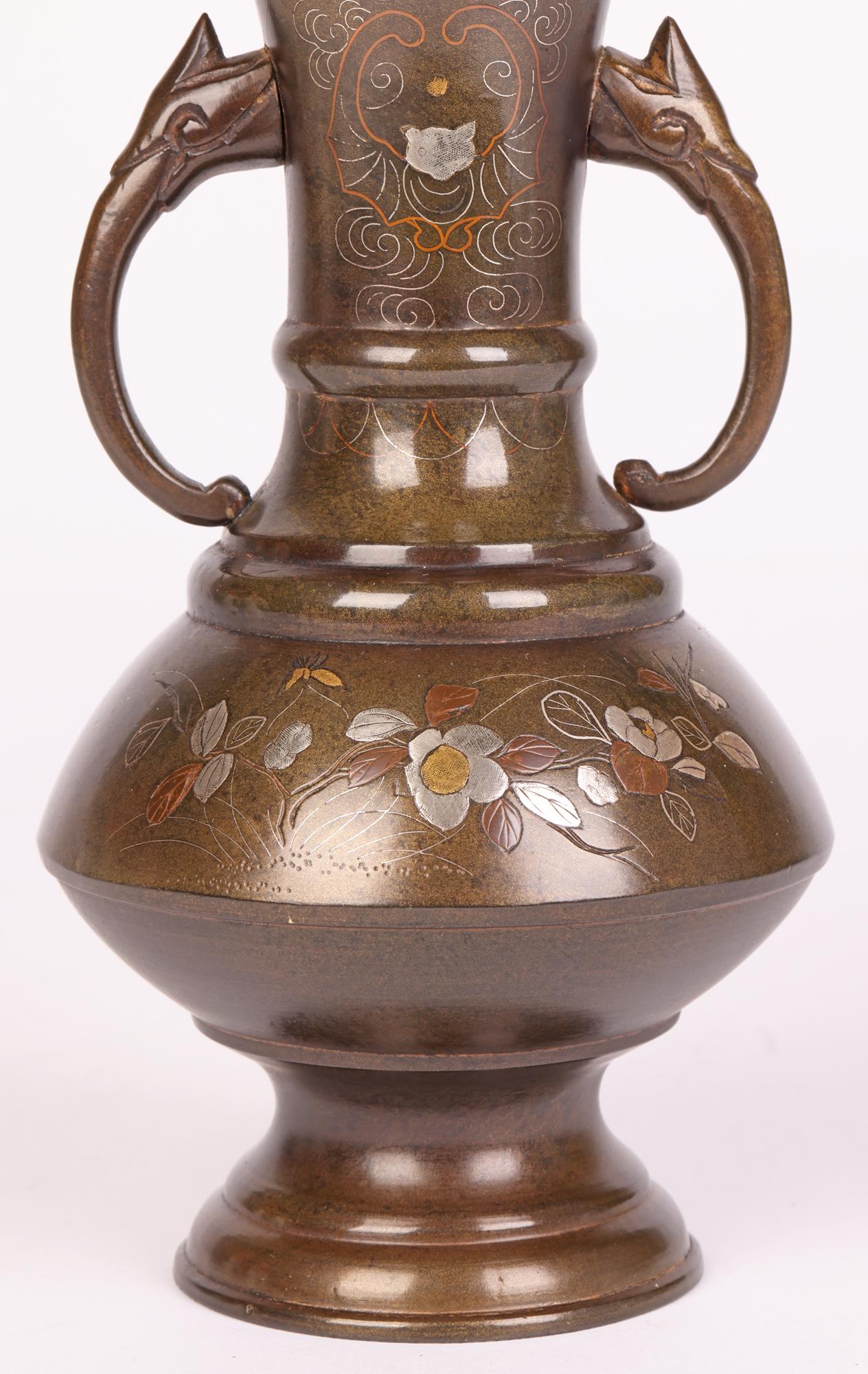 Japanische Meiji-Vase mit zwei Henkeln aus Bronze mit Silber-, Messing- und Kupferintarsien (19. Jahrhundert) im Angebot