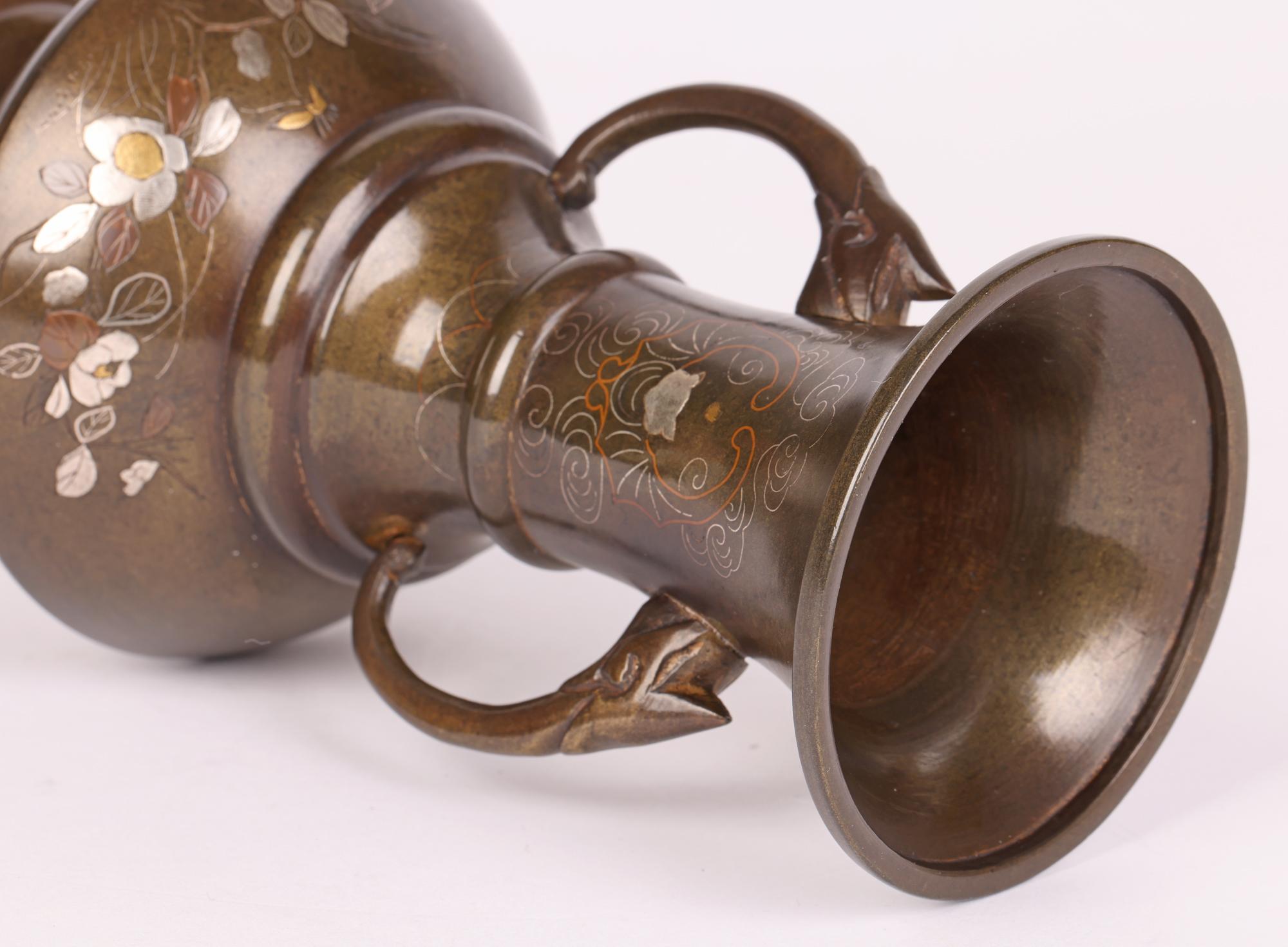 Laiton Vase japonais Meiji à deux poignées en bronze avec incrustation d'argent, de laiton et de cuivre en vente