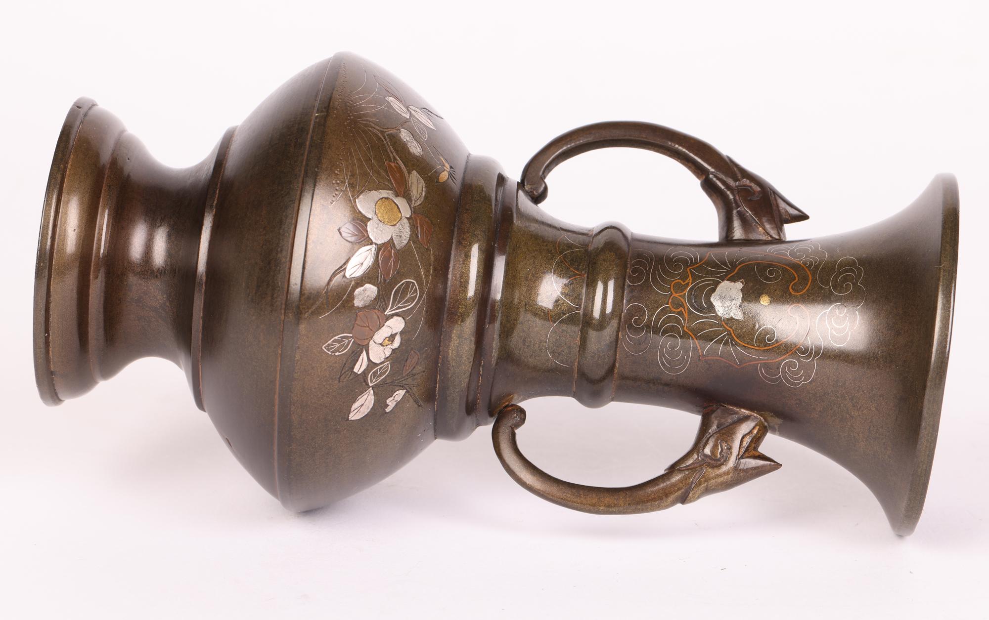 Vase japonais Meiji à deux poignées en bronze avec incrustation d'argent, de laiton et de cuivre en vente 1