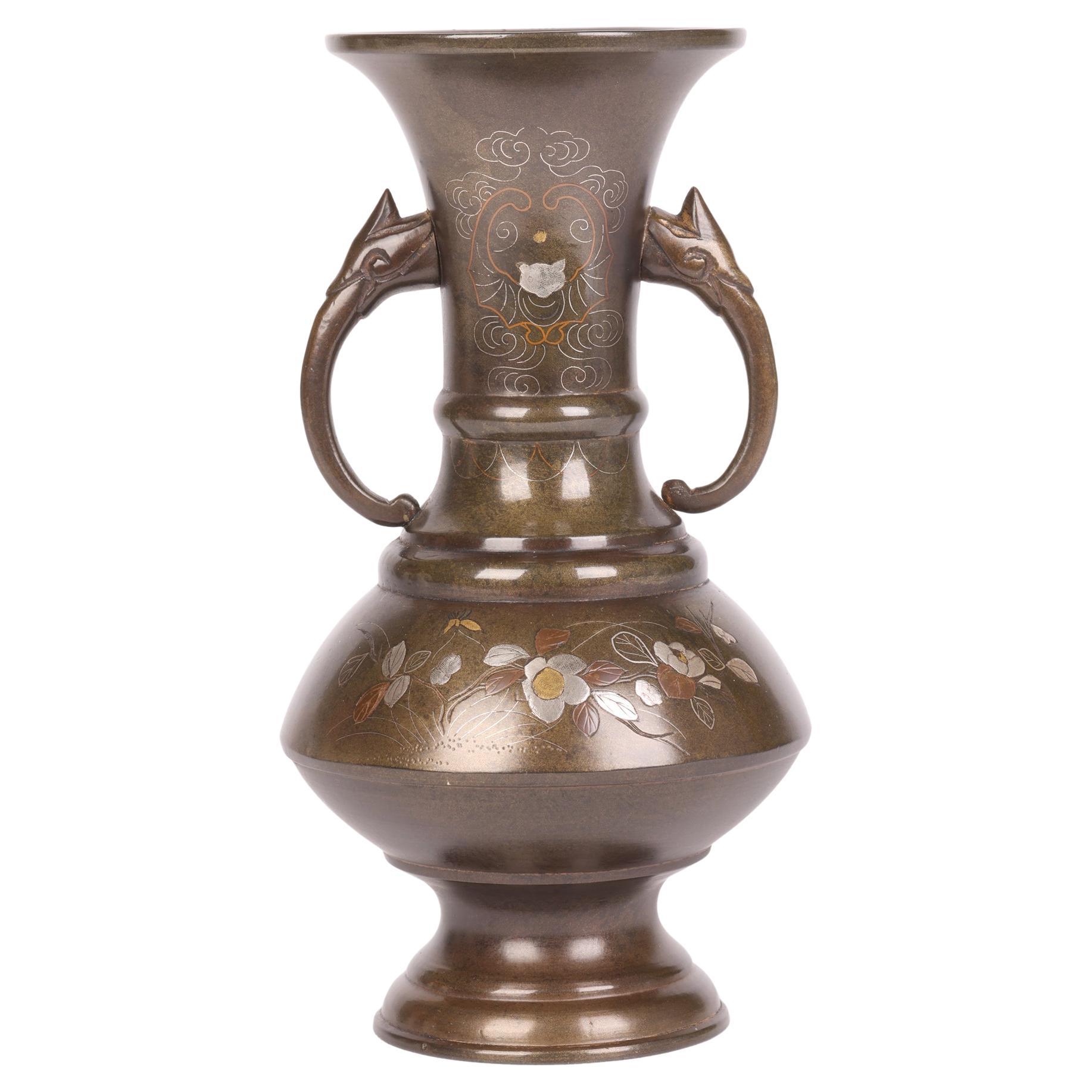 Vase japonais Meiji à deux poignées en bronze avec incrustation d'argent, de laiton et de cuivre en vente