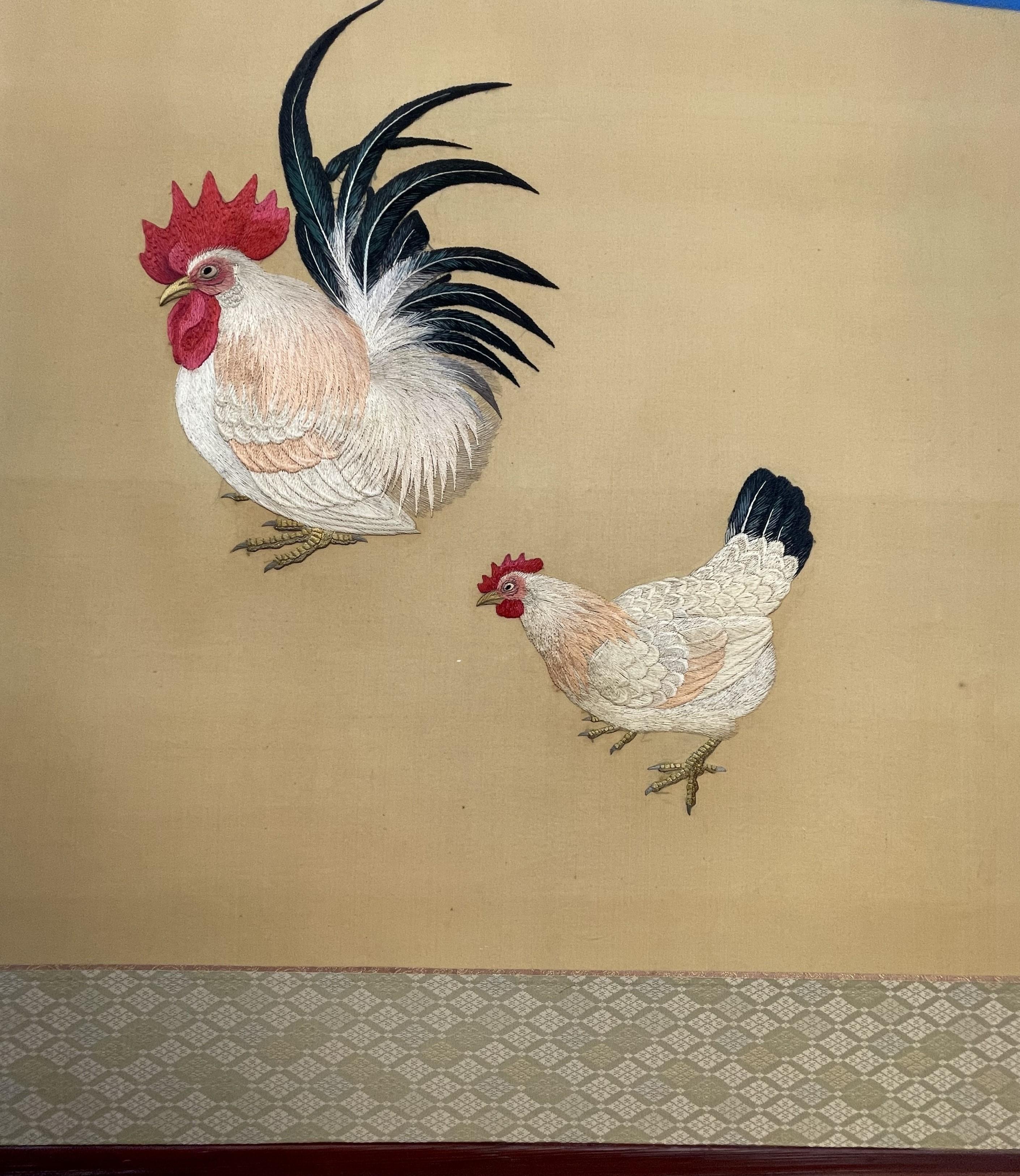 Biombo bordado japonés Meiji de dos paneles con gallo y gallina, ca. 1890s Japonismo en venta