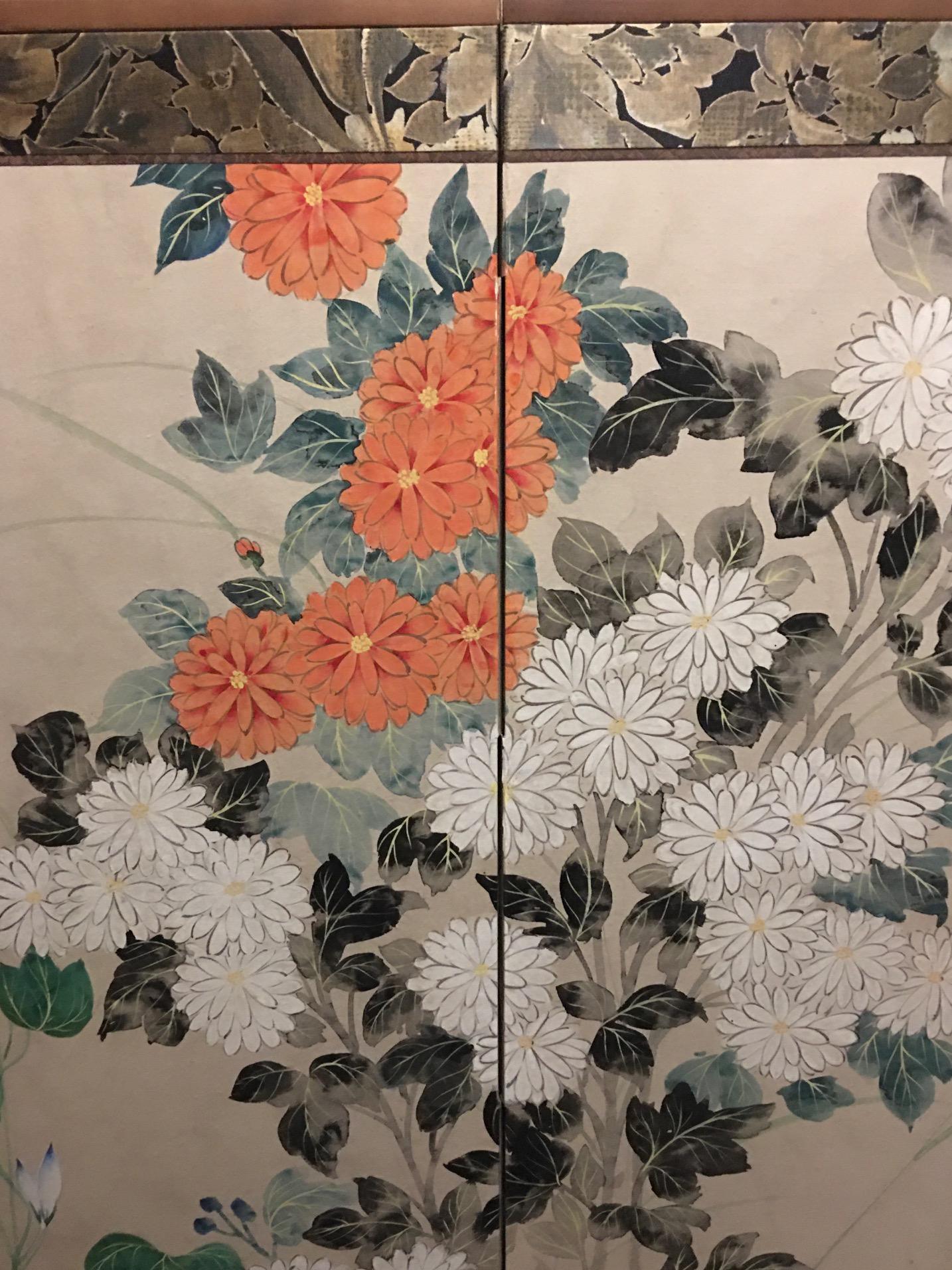 Japanischer zweiteiliger klappbarer japanischer Raumteiler mit Chrysanthemen und Morgenhandschuhen (Meiji-Periode) im Angebot