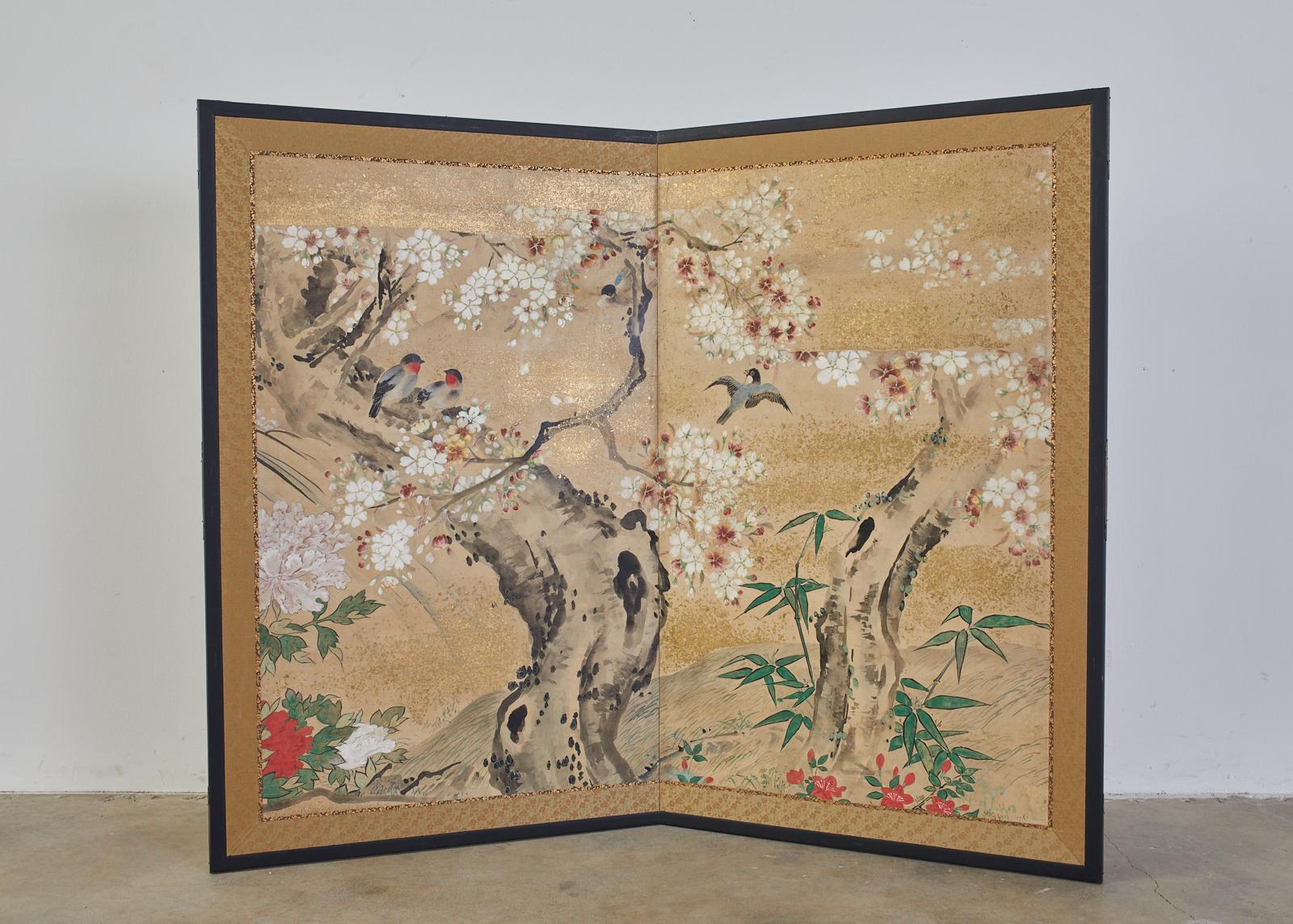 20ième siècle Paravent japonais Meiji à deux panneaux Oiseaux chanteurs en Sakura en vente