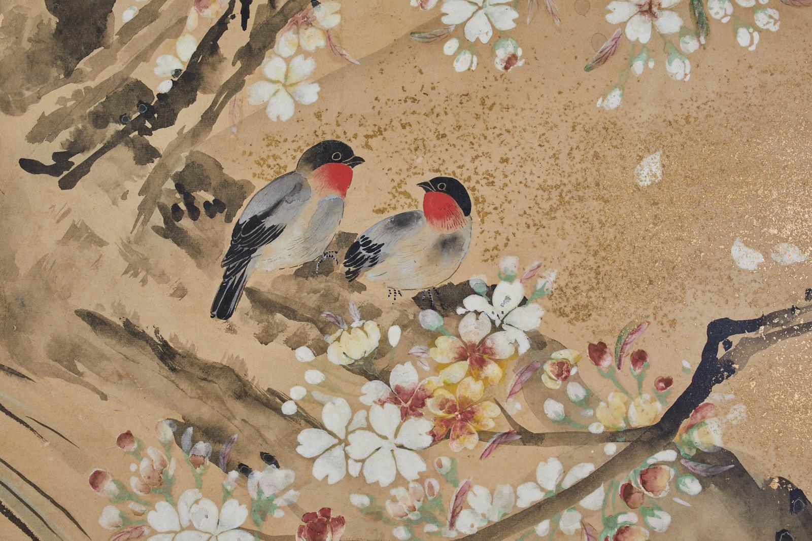 Laiton Paravent japonais Meiji à deux panneaux Oiseaux chanteurs en Sakura en vente