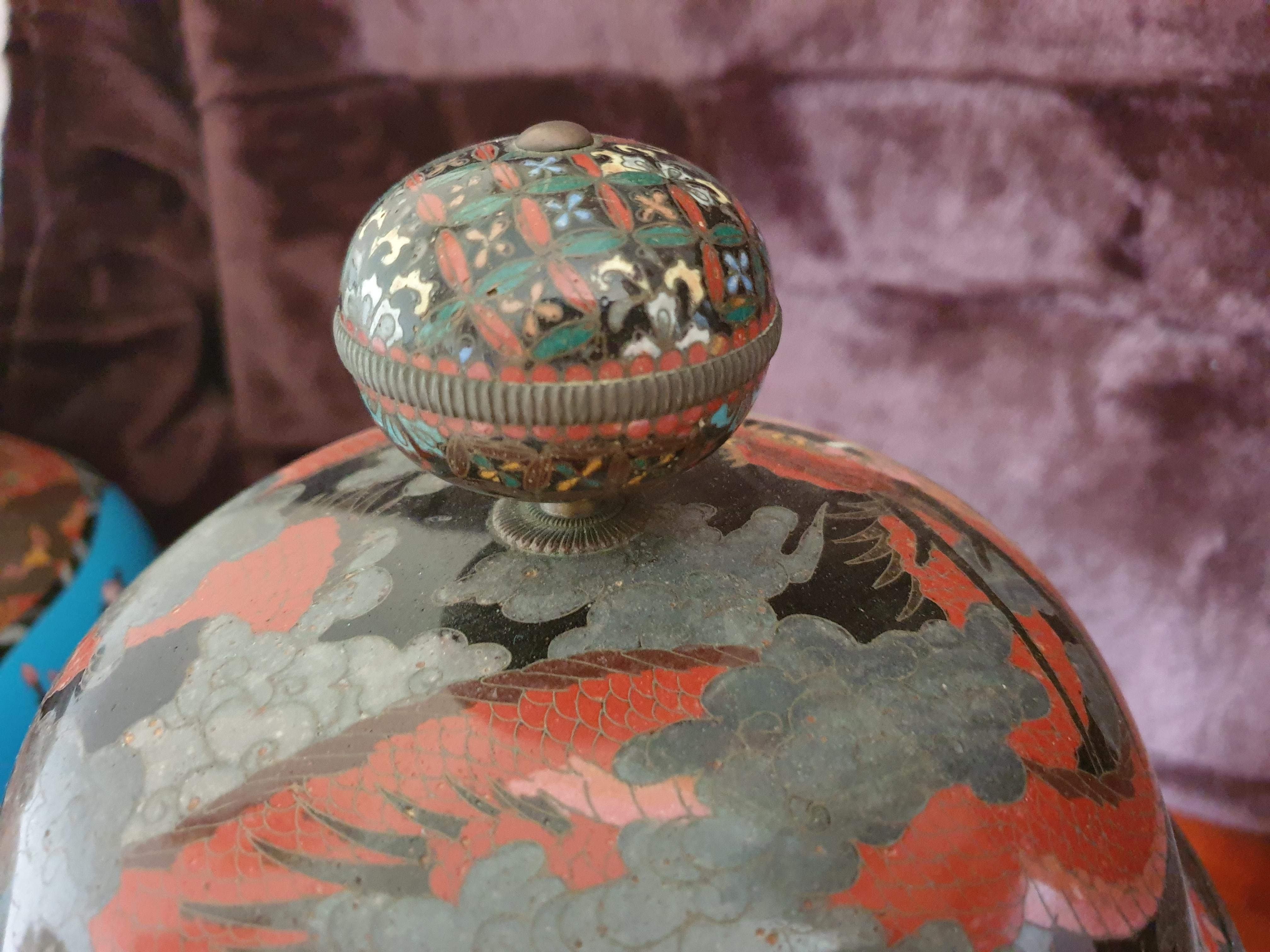 Vasi giapponesi di gru e bambù cloisonné del periodo Meji con scene di natura in vendita 3