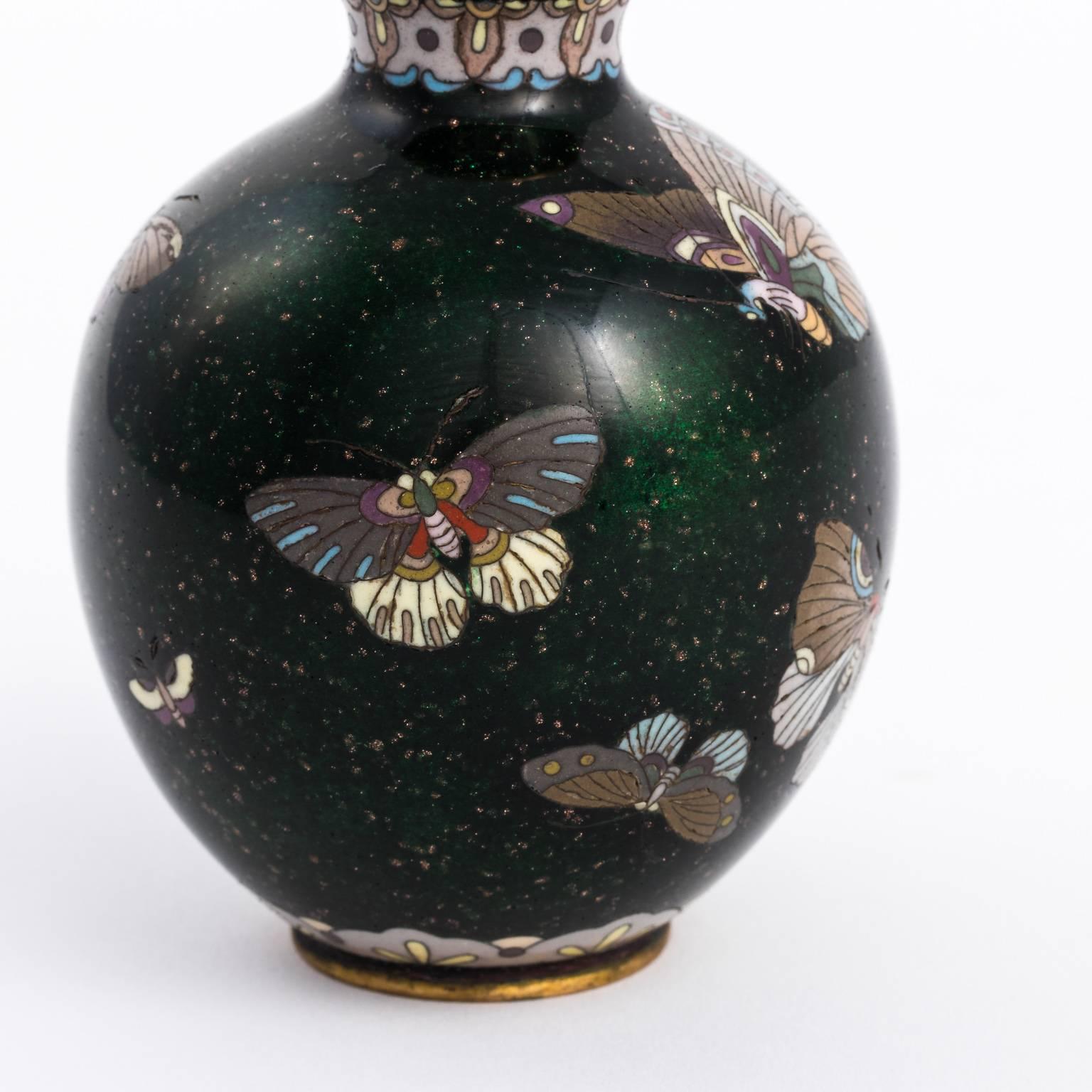 Japanese Meji Period Cloisonne Vase In Good Condition For Sale In Stamford, CT