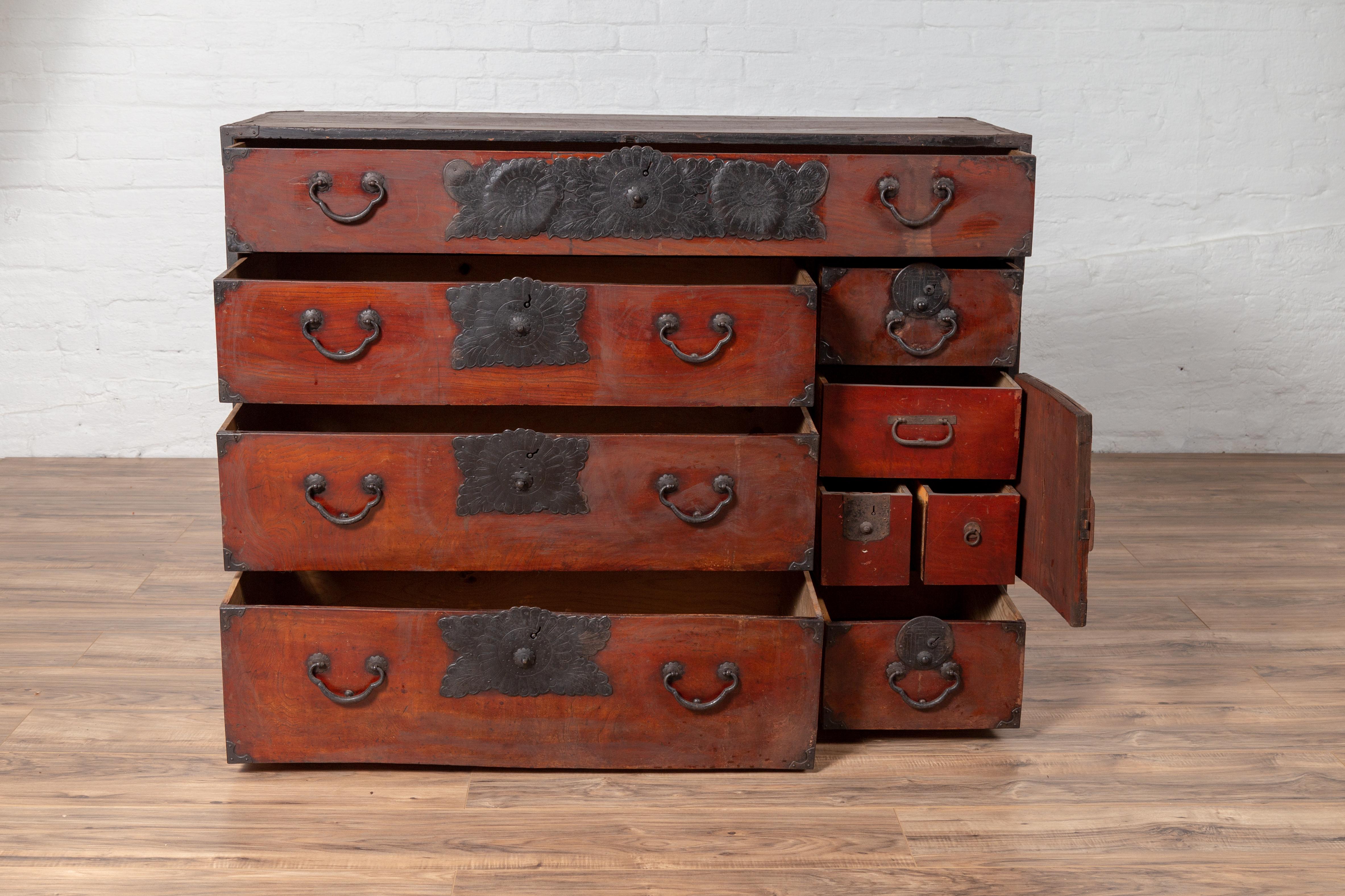 Japanese Meiji Period Tansu Chest in the Sendai Dansu Style Made of Keyaki Wood For Sale 4