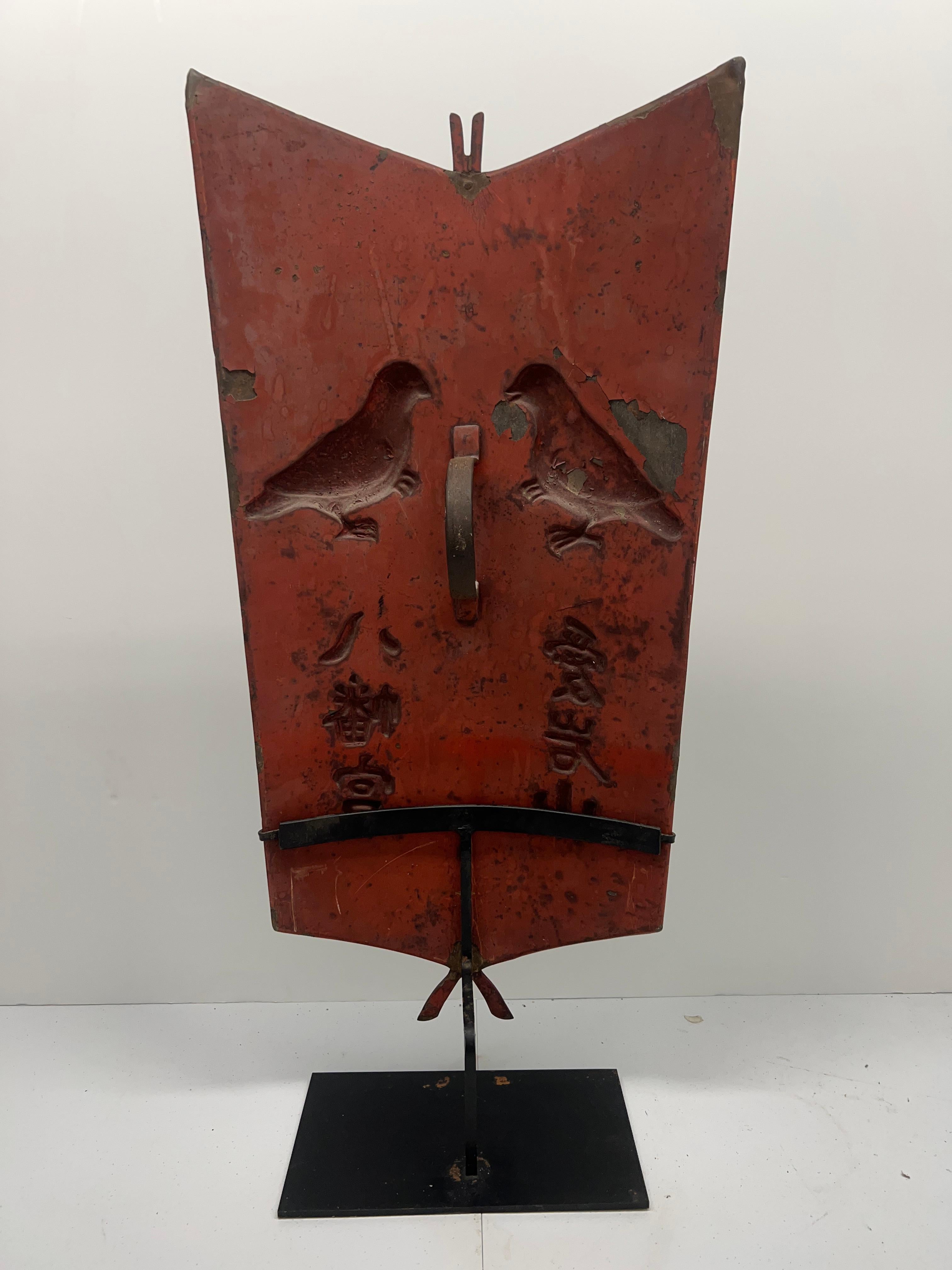 XIX secolo Scudo Amour giapponese in metallo e lacca rossa con motivo di uccelli, CIRCA 1800 Tempio di Hachiman in vendita