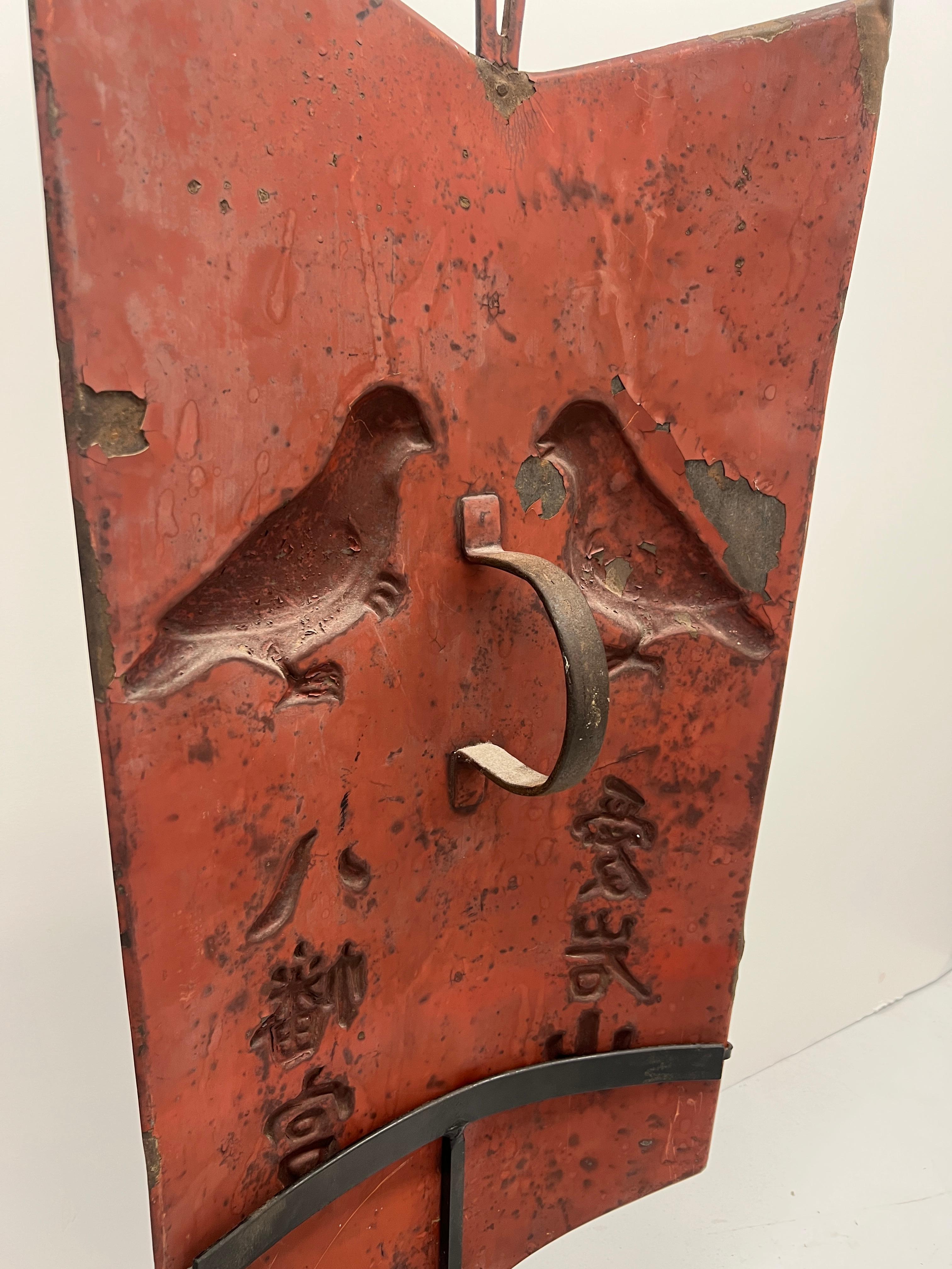 Metallo Scudo Amour giapponese in metallo e lacca rossa con motivo di uccelli, CIRCA 1800 Tempio di Hachiman in vendita