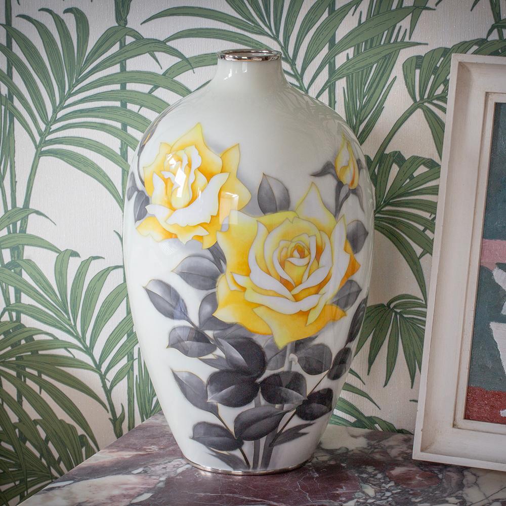 VASO OVOIDALE DI GRANDI DIMENSIONI 

Dalla nostra collezione giapponese siamo lieti di offrirti questo vaso di rose in smalto cloisonne giapponese della Ando Company. Il vaso di grande forma ovoidale è decorato con una base in smalto grigio pastello