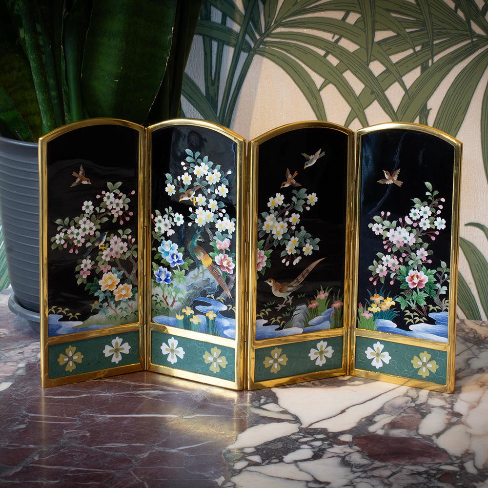 SIGNIERT MIT DER INABA-MARKE

Aus unserer japanischen Kollektion bieten wir Ihnen diesen japanischen Cloisonne-Emaille-Tischschirm von Inaba an. Der Cloisonne-Emaille-Tischschirm mit vier ineinandergreifenden Tafeln, die jeweils mit polychromen