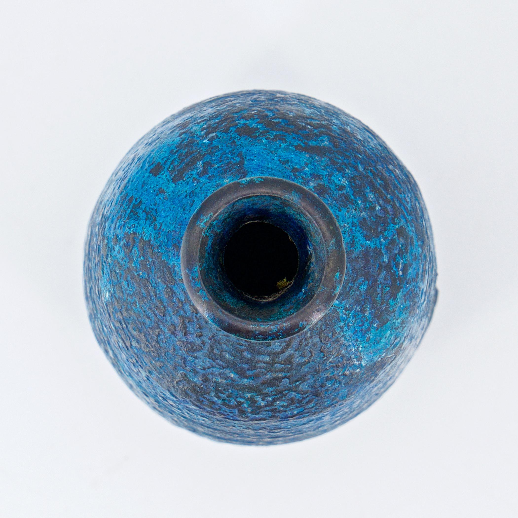 Vaso giapponese di metà secolo in bronzo artigianale Smalto patinato blu vulcanico Giappone In condizioni buone in vendita a Hyattsville, MD