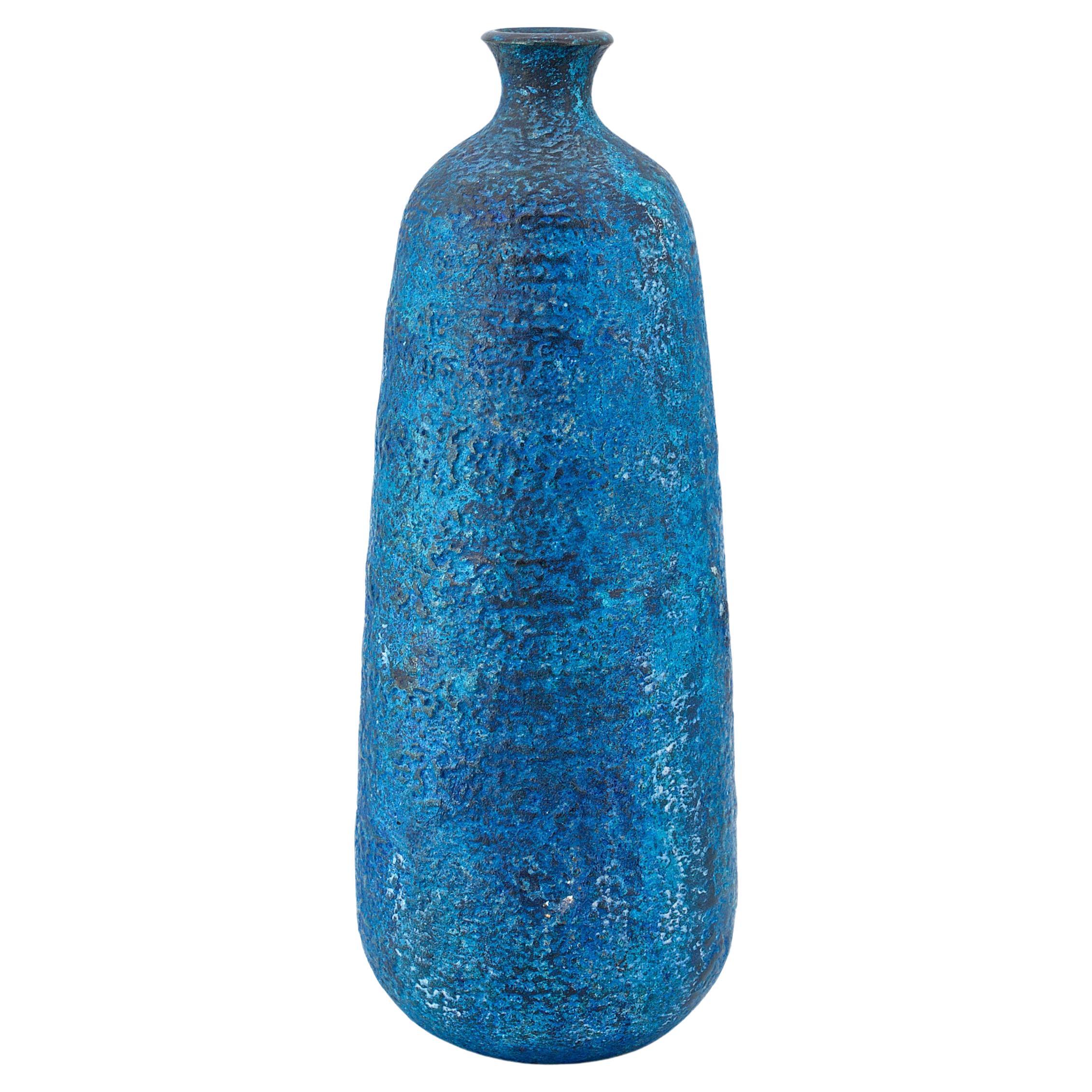 Vase en bronze japonais d'artisanat du milieu du siècle dernier en émail patiné bleu volcanique du Japon