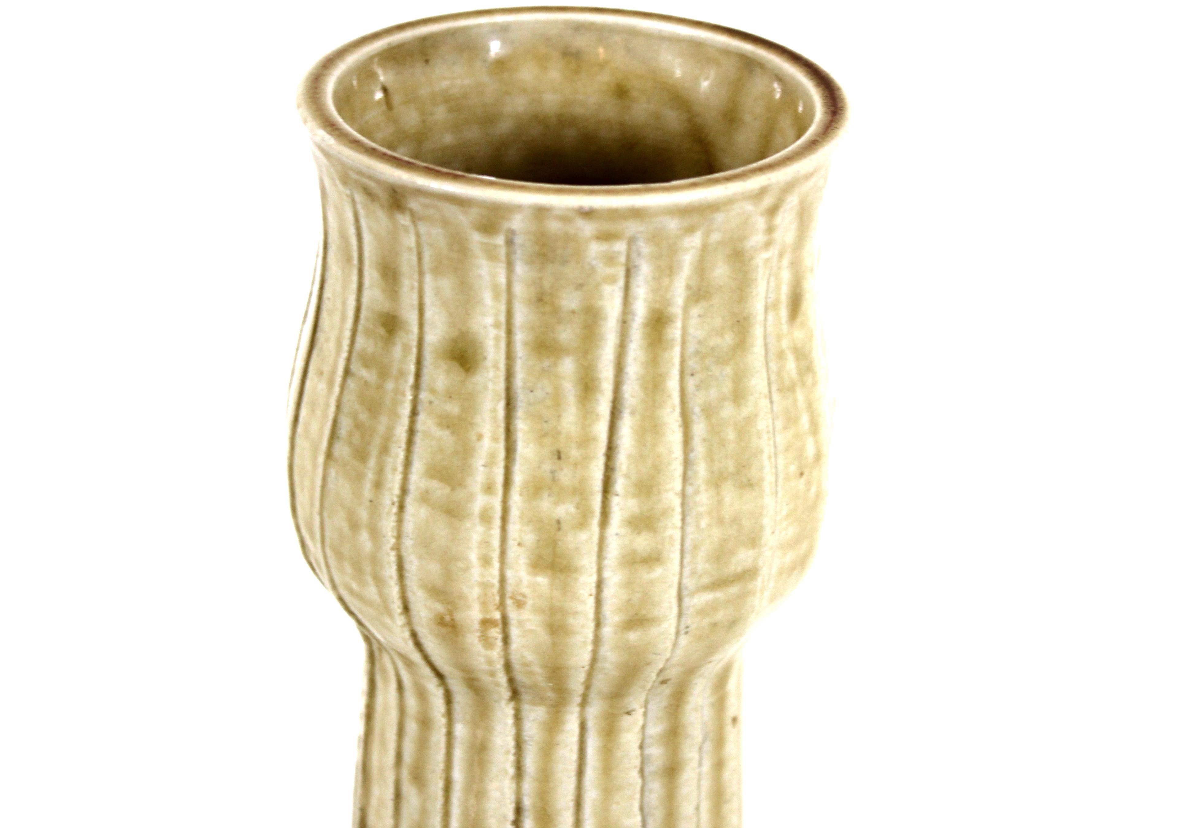 Japanische glasierte Lotusvase aus Keramik aus der Mitte des Jahrhunderts (Moderne der Mitte des Jahrhunderts) im Angebot