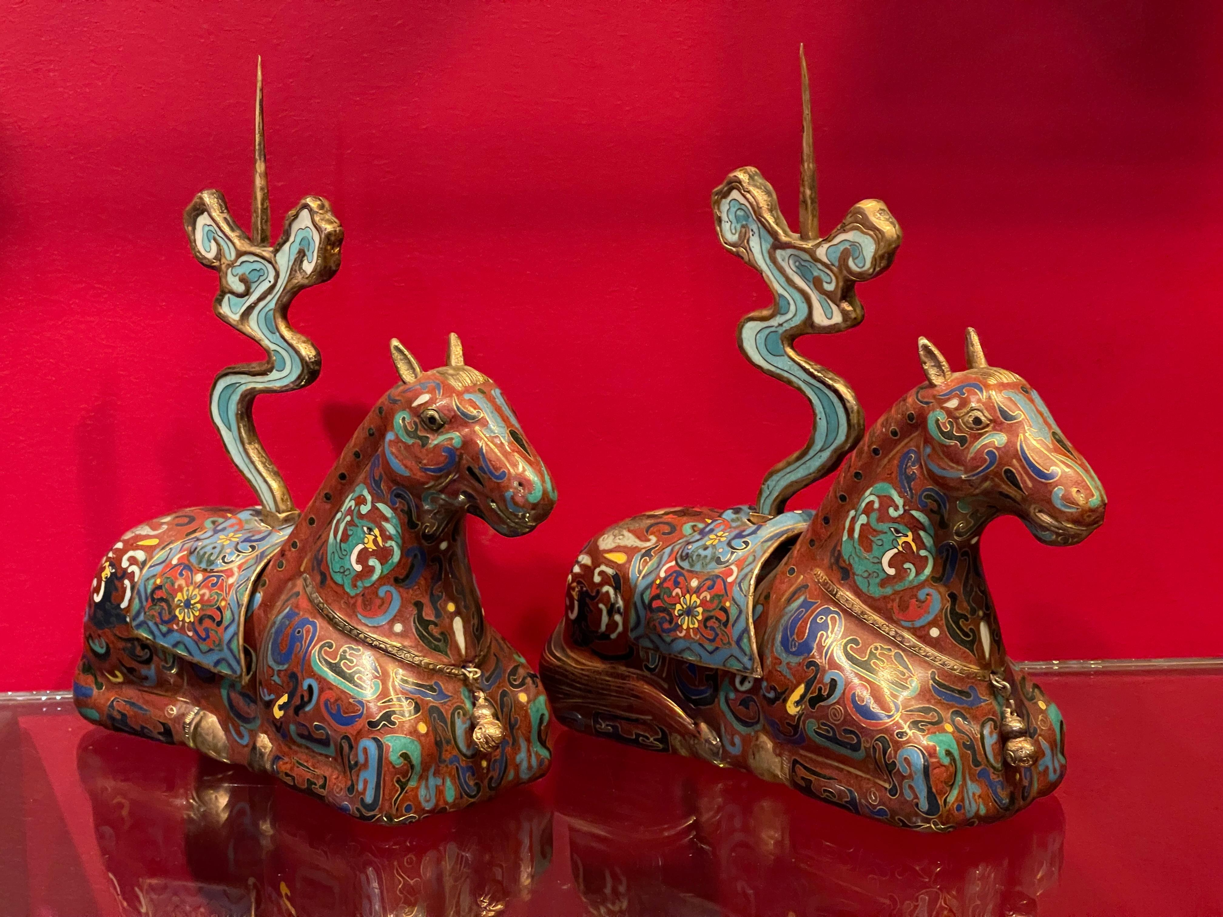 Coppia di portaincensi a forma di cavallo in cloisonné in stile Art Déco cinese, 1920 ca. 1920

DIMENSIONI (ciascuna)
Altezza: 10,75 pollici
Lunghezza: 9 pollici
Profondità: 5 pollici
