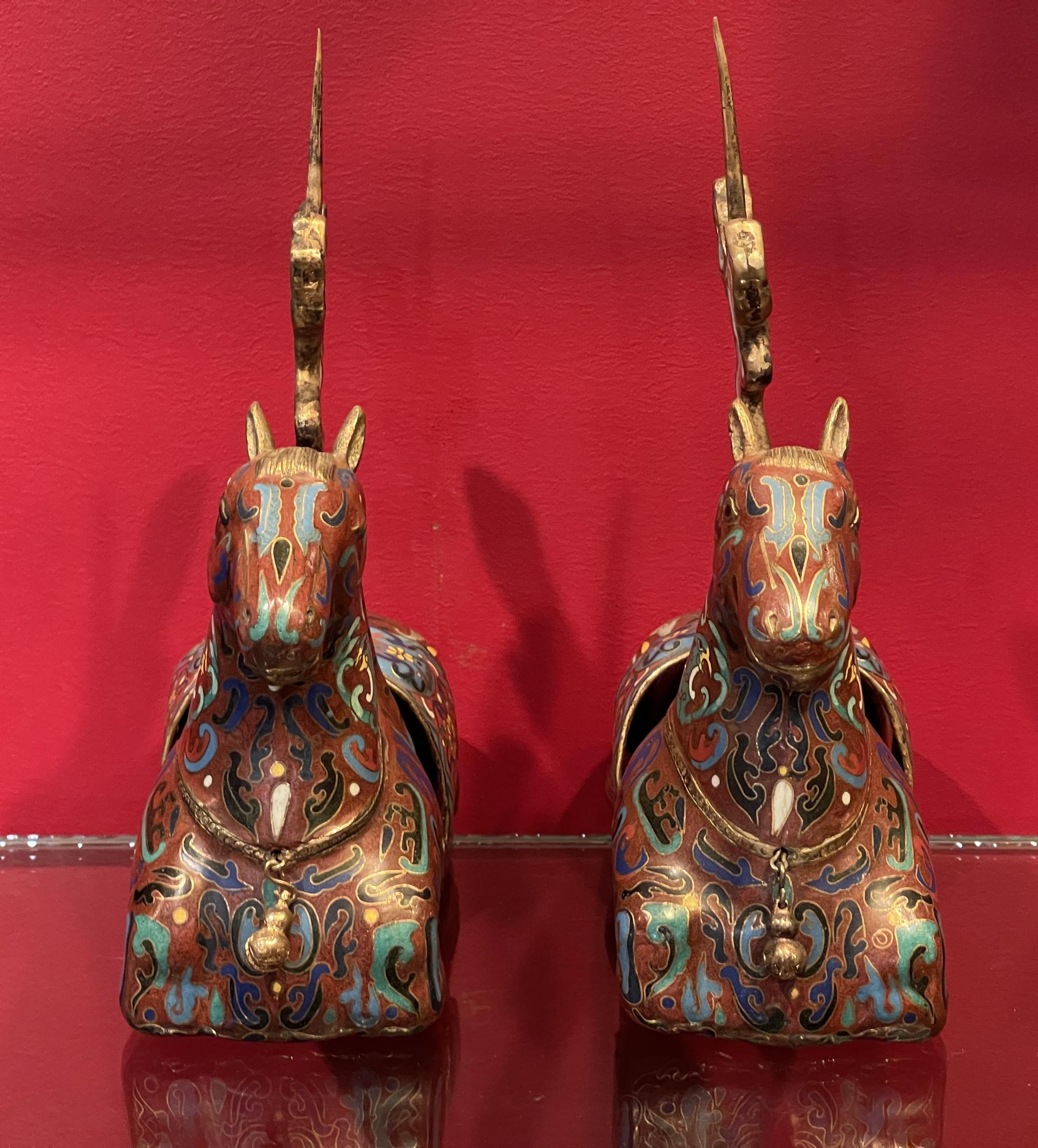 Giapponismo Coppia di portaincensi cinesi Cloisonné Art Deco con cavalli, ca. 1920 in vendita