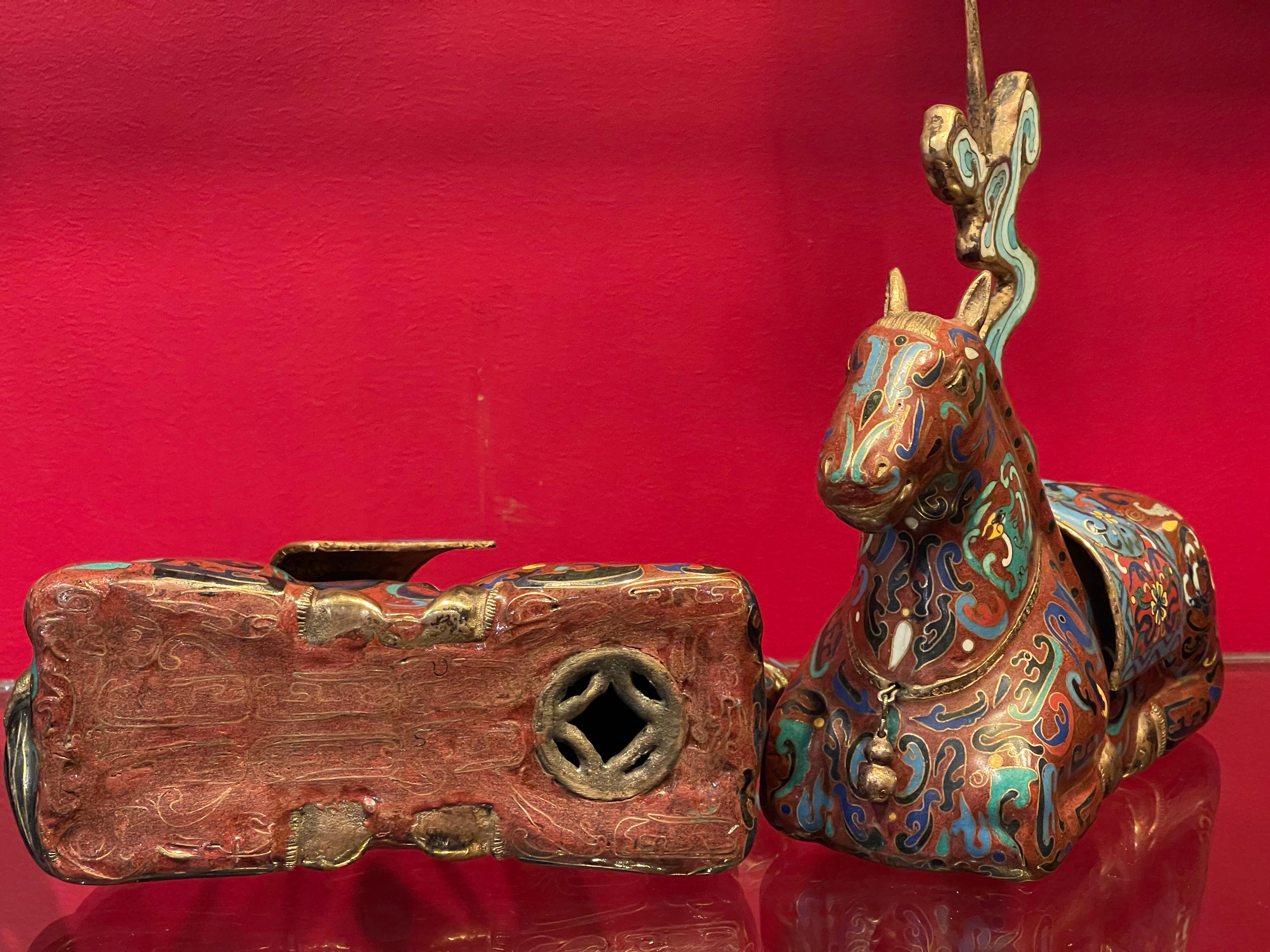 Coppia di portaincensi cinesi Cloisonné Art Deco con cavalli, ca. 1920 In condizioni buone in vendita a New York, NY