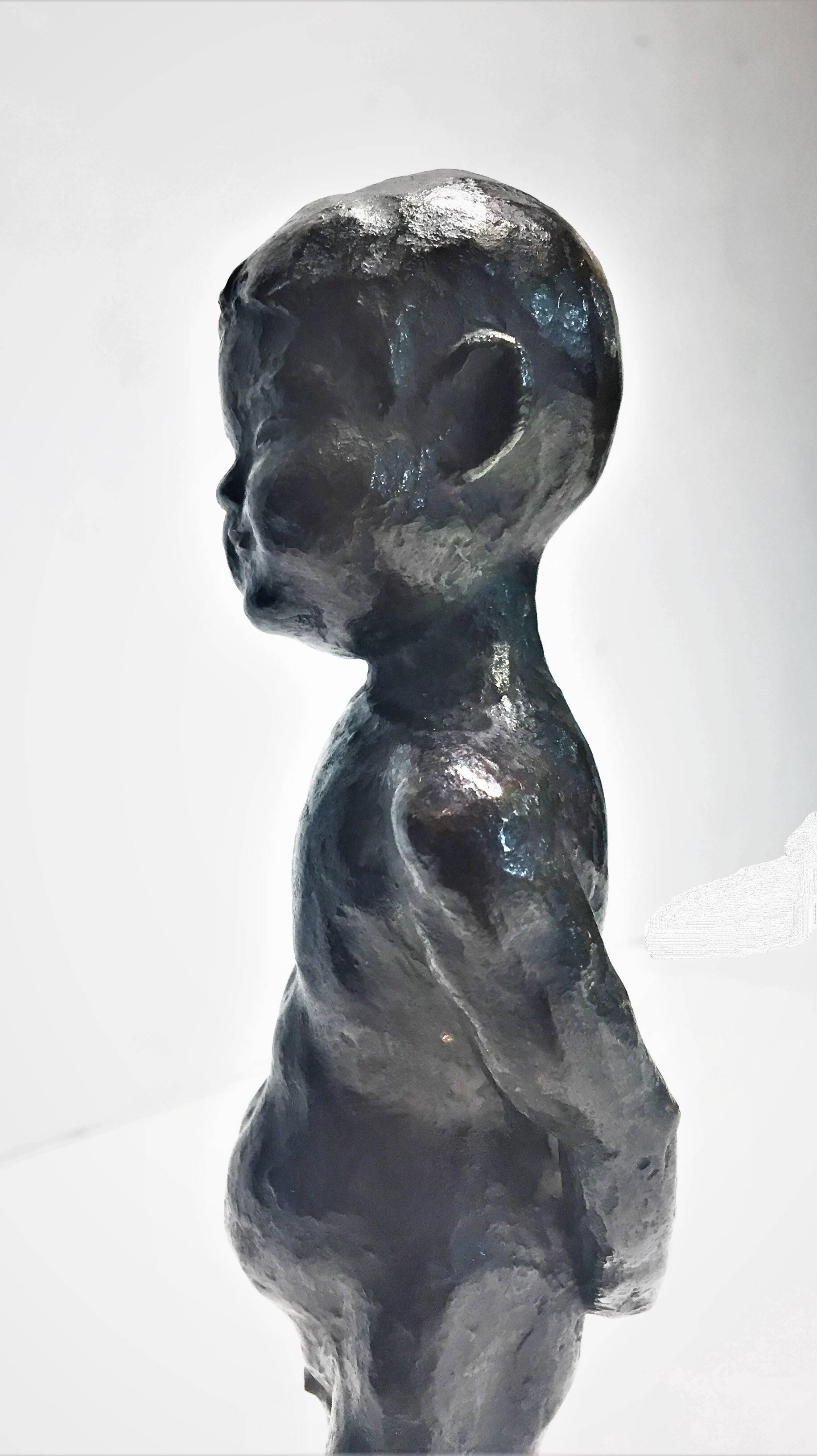 Japanische Mid-Century Modern-Skulptur eines nackten Jungen, patinierte Bronzeskulptur, 1960er Jahre (Moderne der Mitte des Jahrhunderts) im Angebot