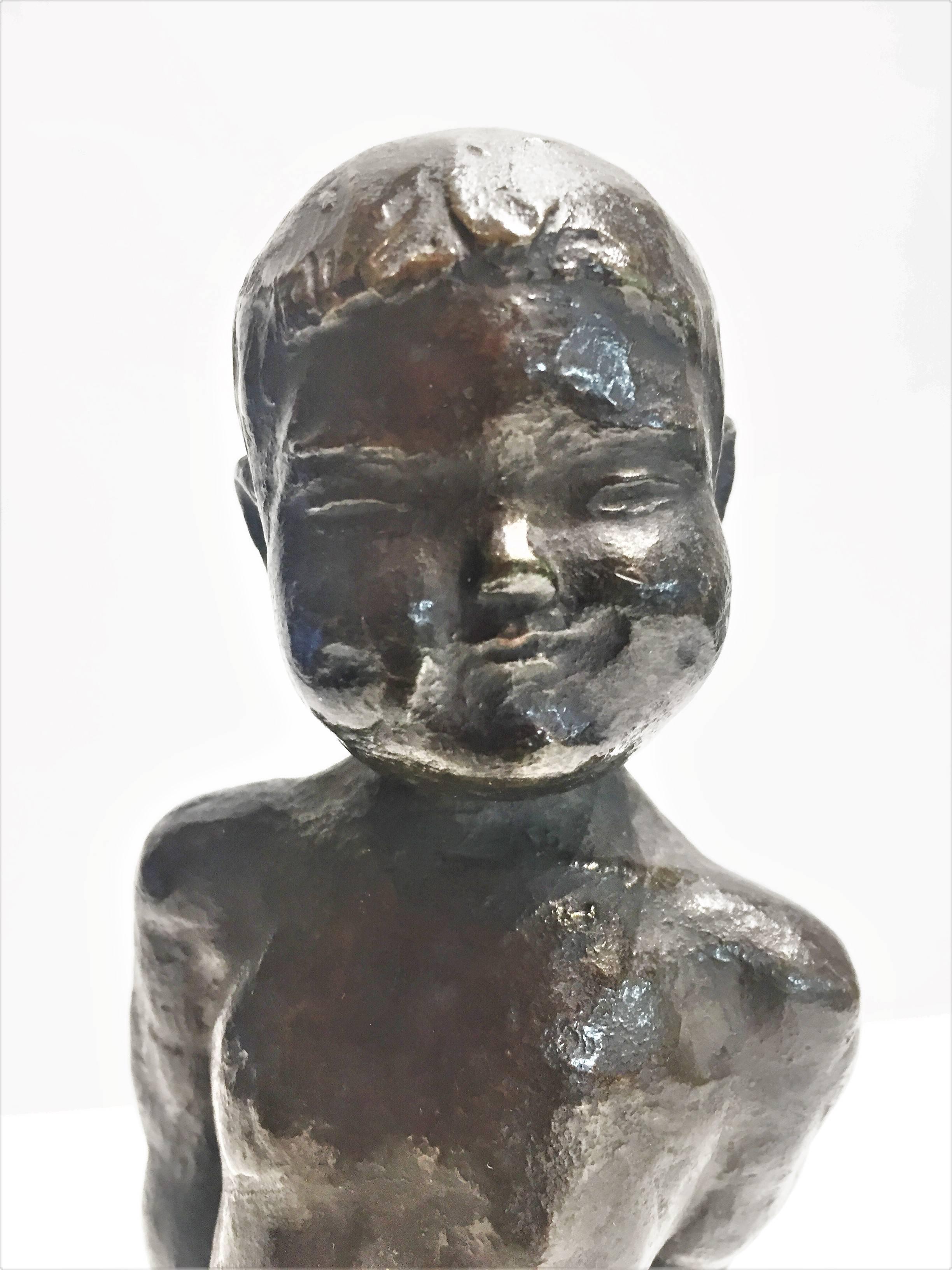Patiné Sculpture japonaise moderne du milieu du siècle dernier, garçon nu, en bronze patiné, années 1960 en vente