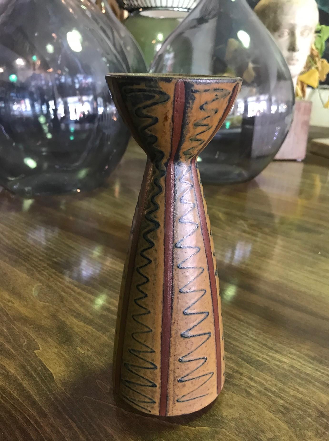 A beautiful midcentury vase from Japan, circa 1950s-1960s. Wonderfully designed and colored.

Signed by the maker on the base.

Would be a great addition to any Mid-Century Modern setting or otherwise. 

Dimensions: 9