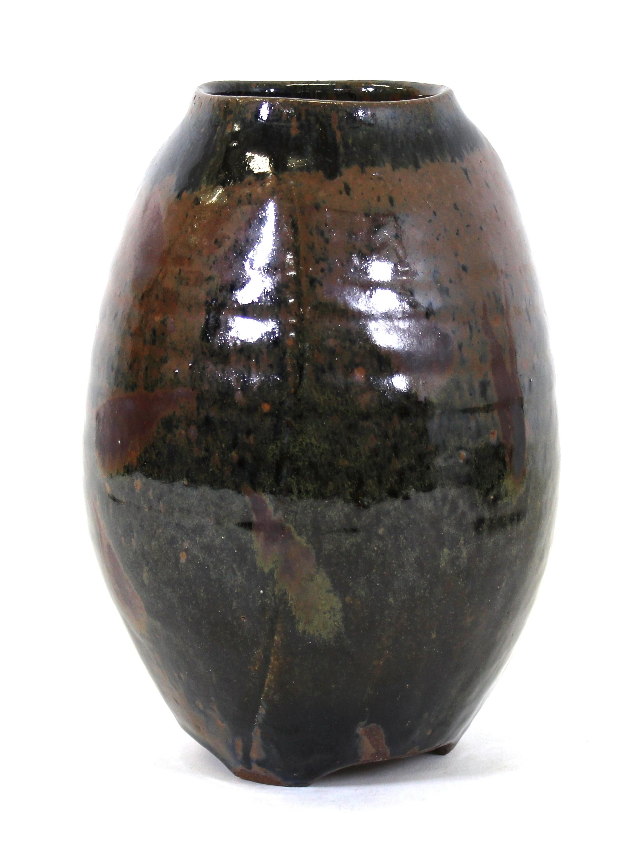 Vase en poterie d'atelier d'art japonais du milieu du siècle dernier, à glaçure brillante, monté sur de petits pieds tripodes.